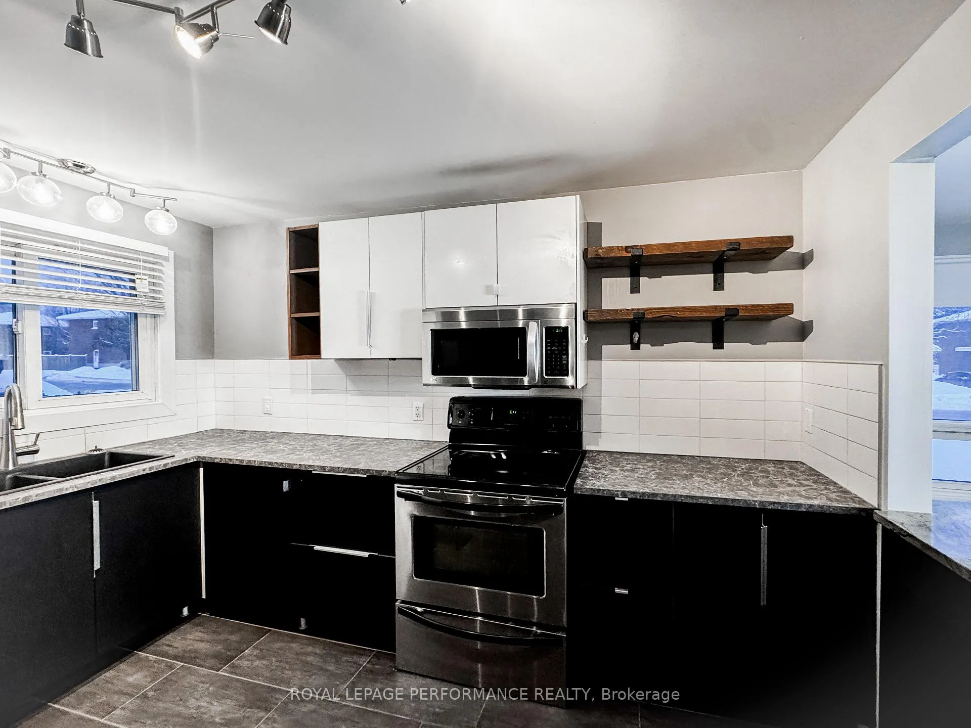 Photo 8 of Unit A, 726 Cummings Avenue, Ottawa, Castle Heights/Rideau High — HOMEH