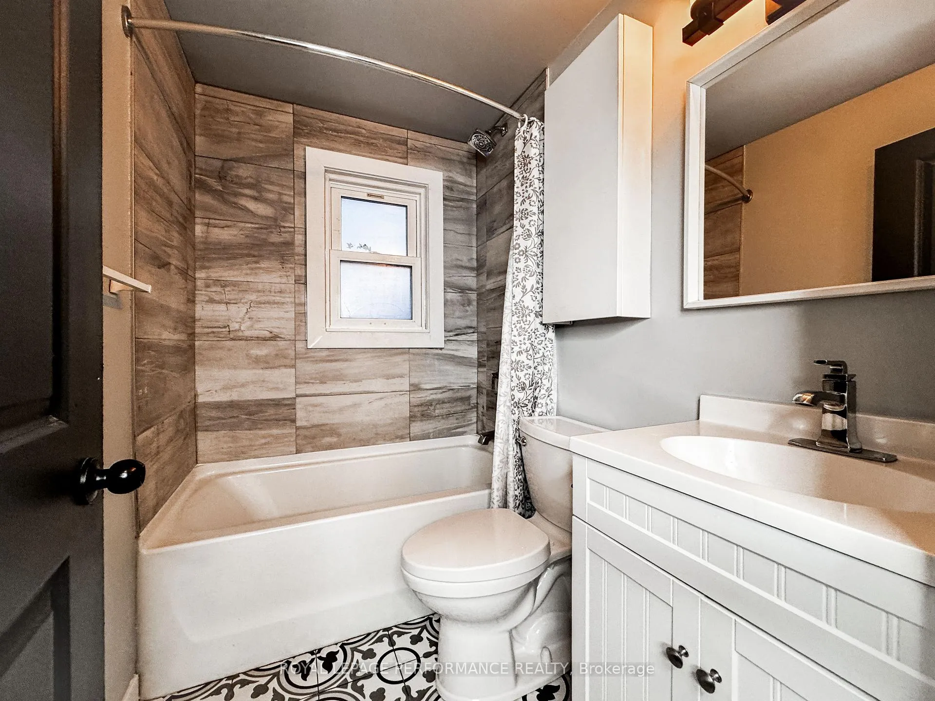 Photo 13 of Unit A, 726 Cummings Avenue, Ottawa, Castle Heights/Rideau High — HOMEH