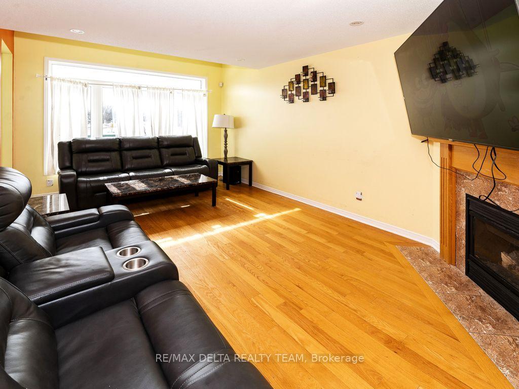 Photo 9 of 213 Duntroon Circle, Ottawa, Hunt Club Park/Greenboro — HOMEH
