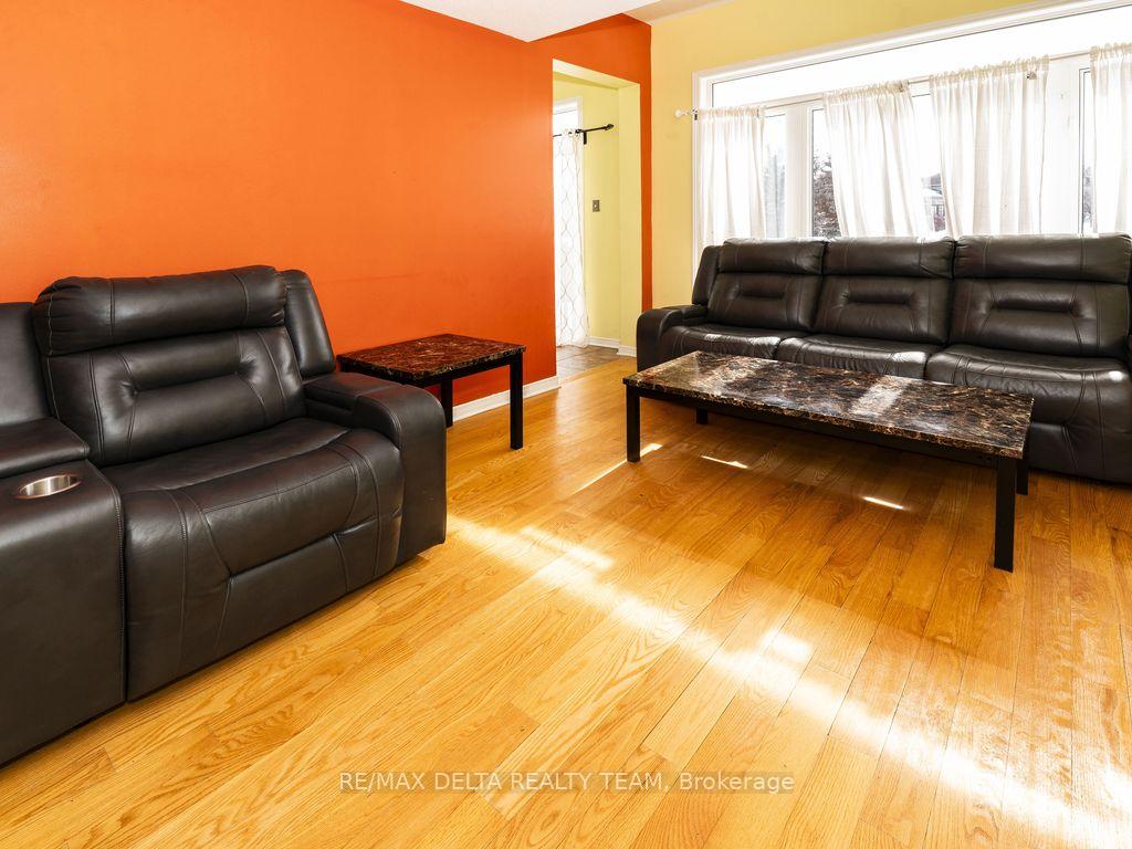Photo 10 of 213 Duntroon Circle, Ottawa, Hunt Club Park/Greenboro — HOMEH