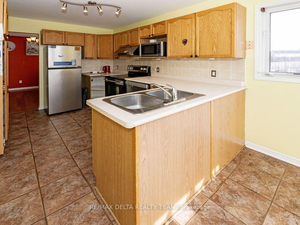 Photo 14 of 213 Duntroon Circle, Ottawa, Hunt Club Park/Greenboro — HOMEH