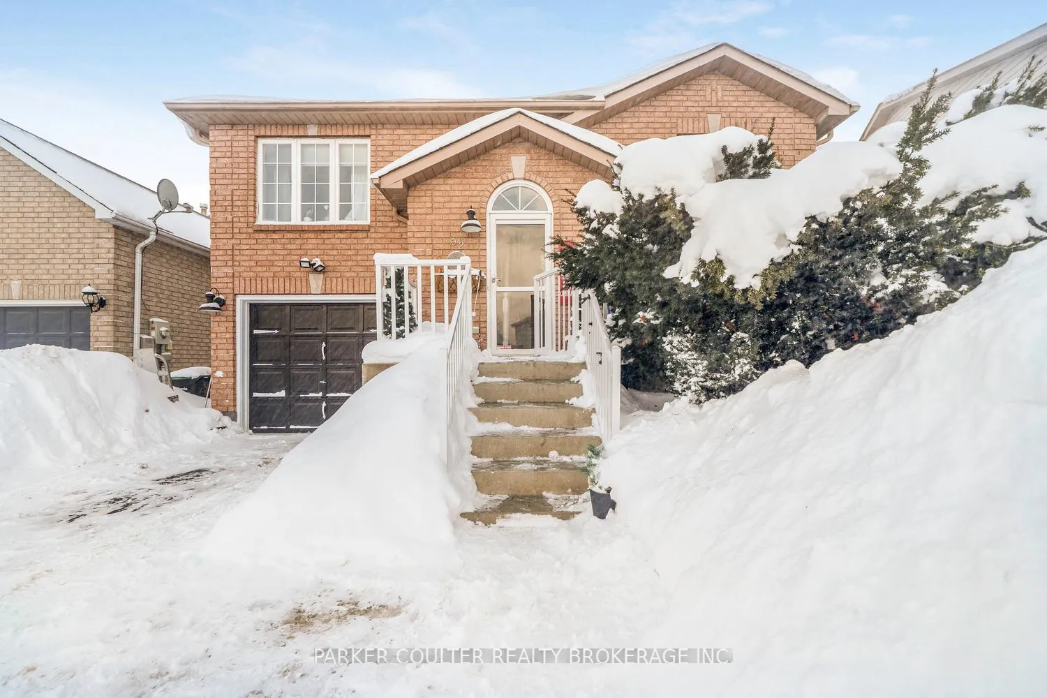 Photo 3 of 92 Snowy Owl Crescent, Barrie, Little Lake — HOMEH
