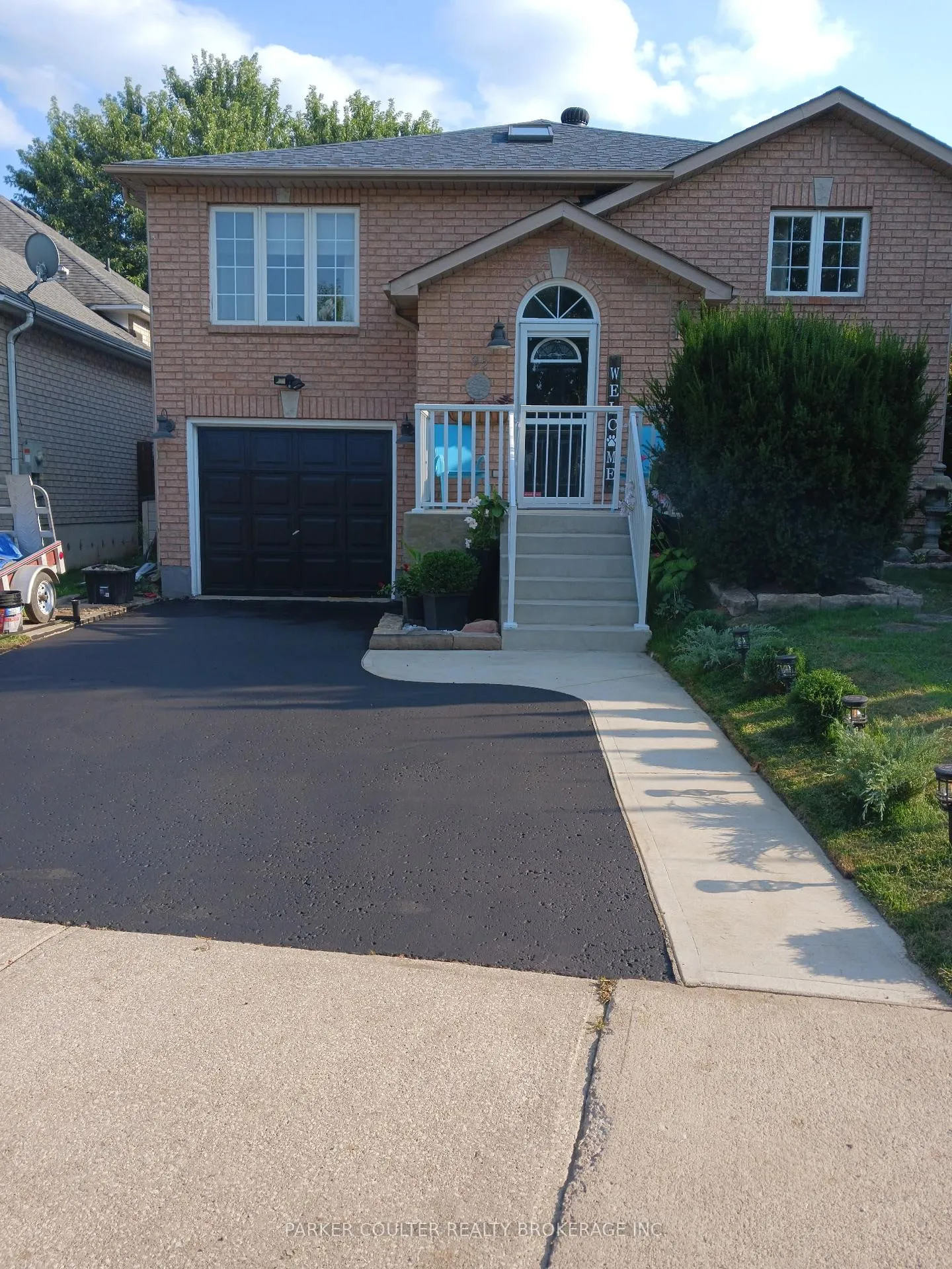 Photo 4 of 92 Snowy Owl Crescent, Barrie, Little Lake — HOMEH