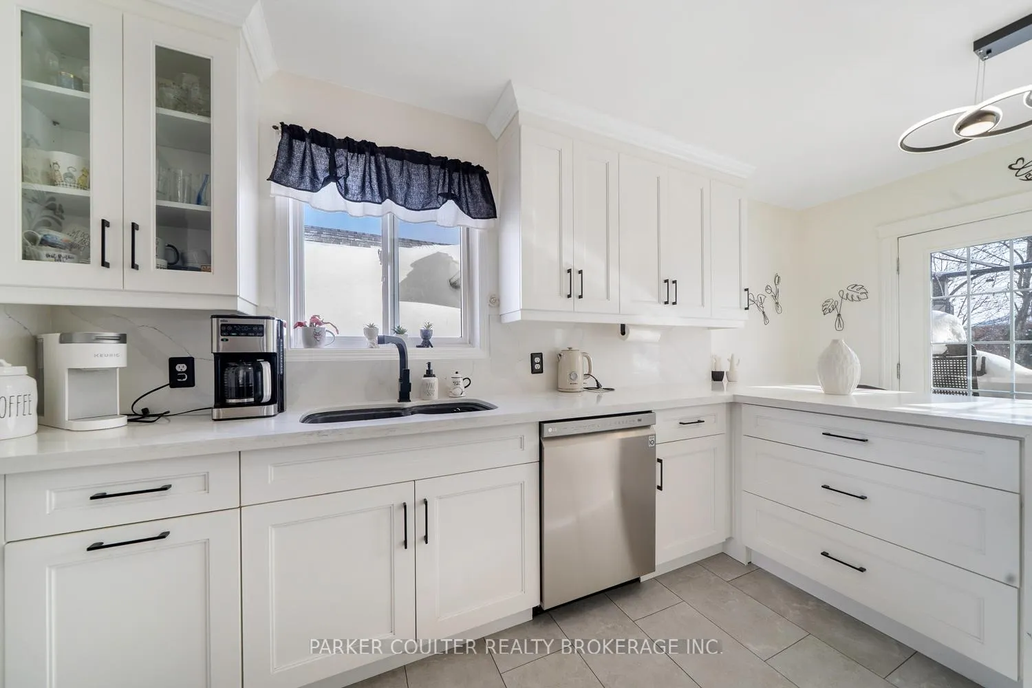 Photo 14 of 92 Snowy Owl Crescent, Barrie, Little Lake — HOMEH