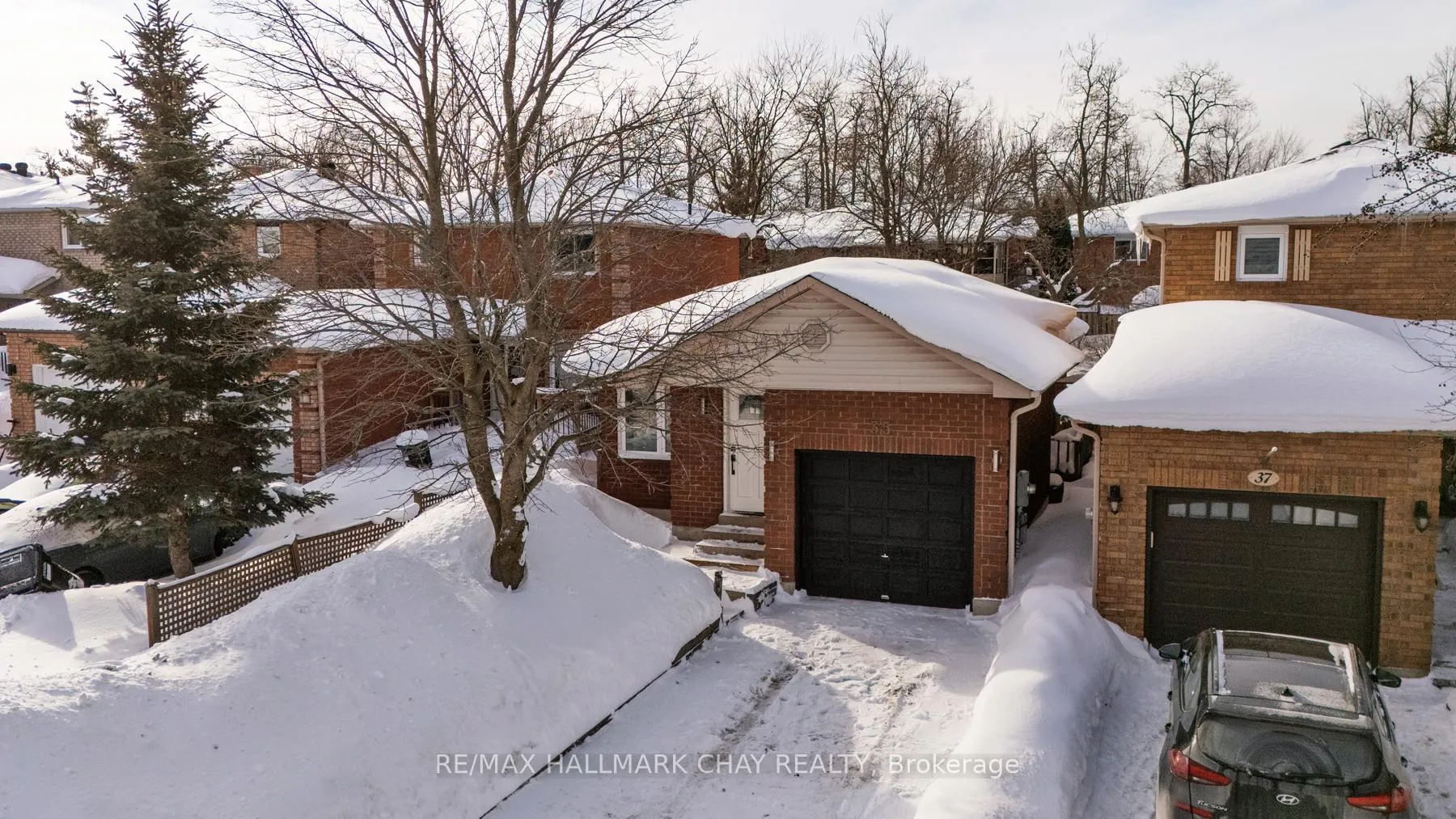 Photo 2 of 35 Geddes Crescent, Barrie, Northwest — HOMEH