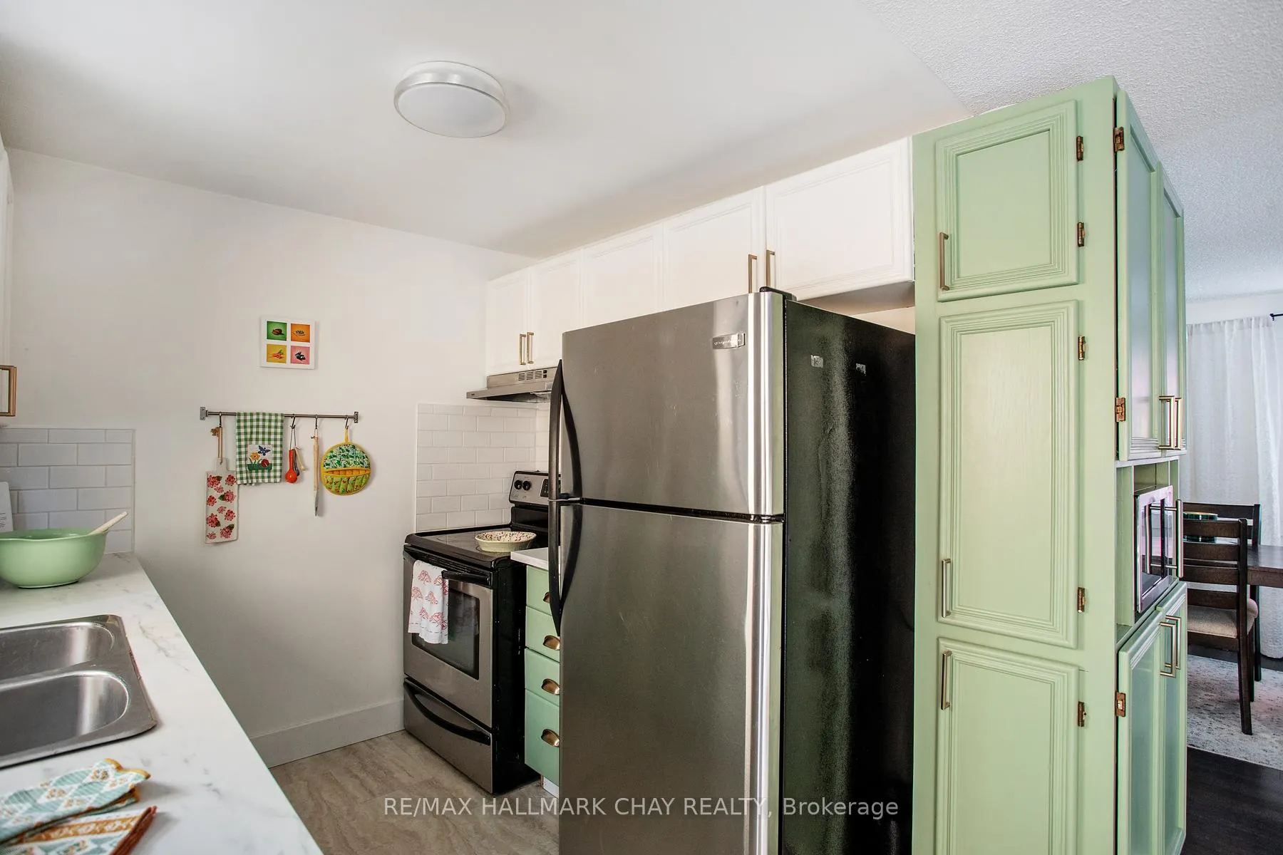 Photo 11 of 35 Geddes Crescent, Barrie, Northwest — HOMEH