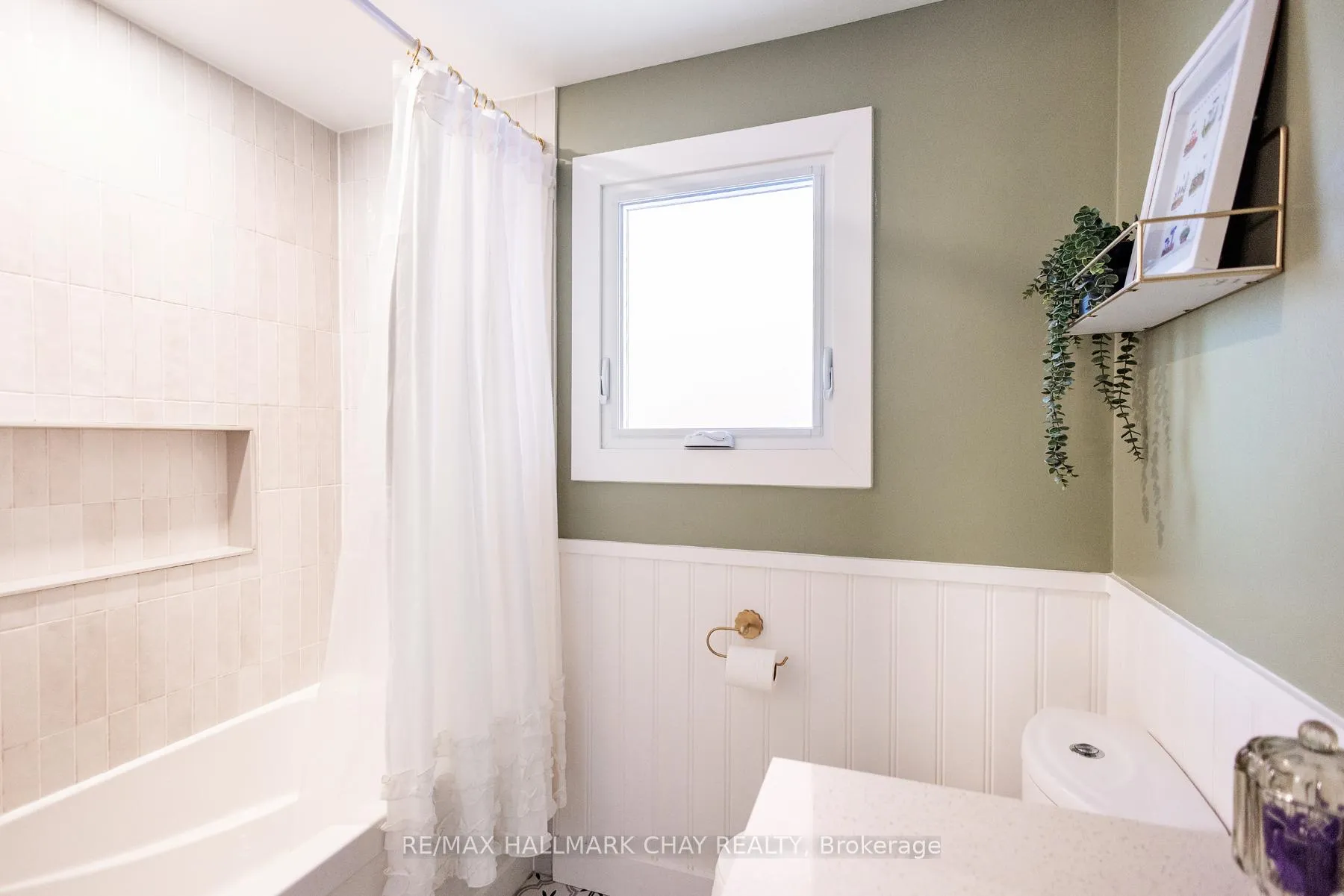 Photo 12 of 35 Geddes Crescent, Barrie, Northwest — HOMEH
