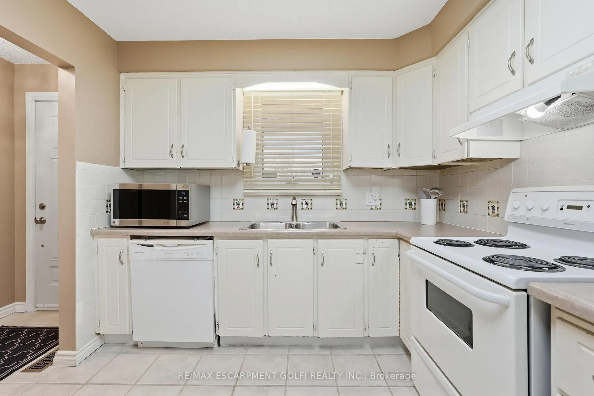 Photo 4 of 21 Odessa Street, Hamilton, Stoney Creek Mountain — HOMEH