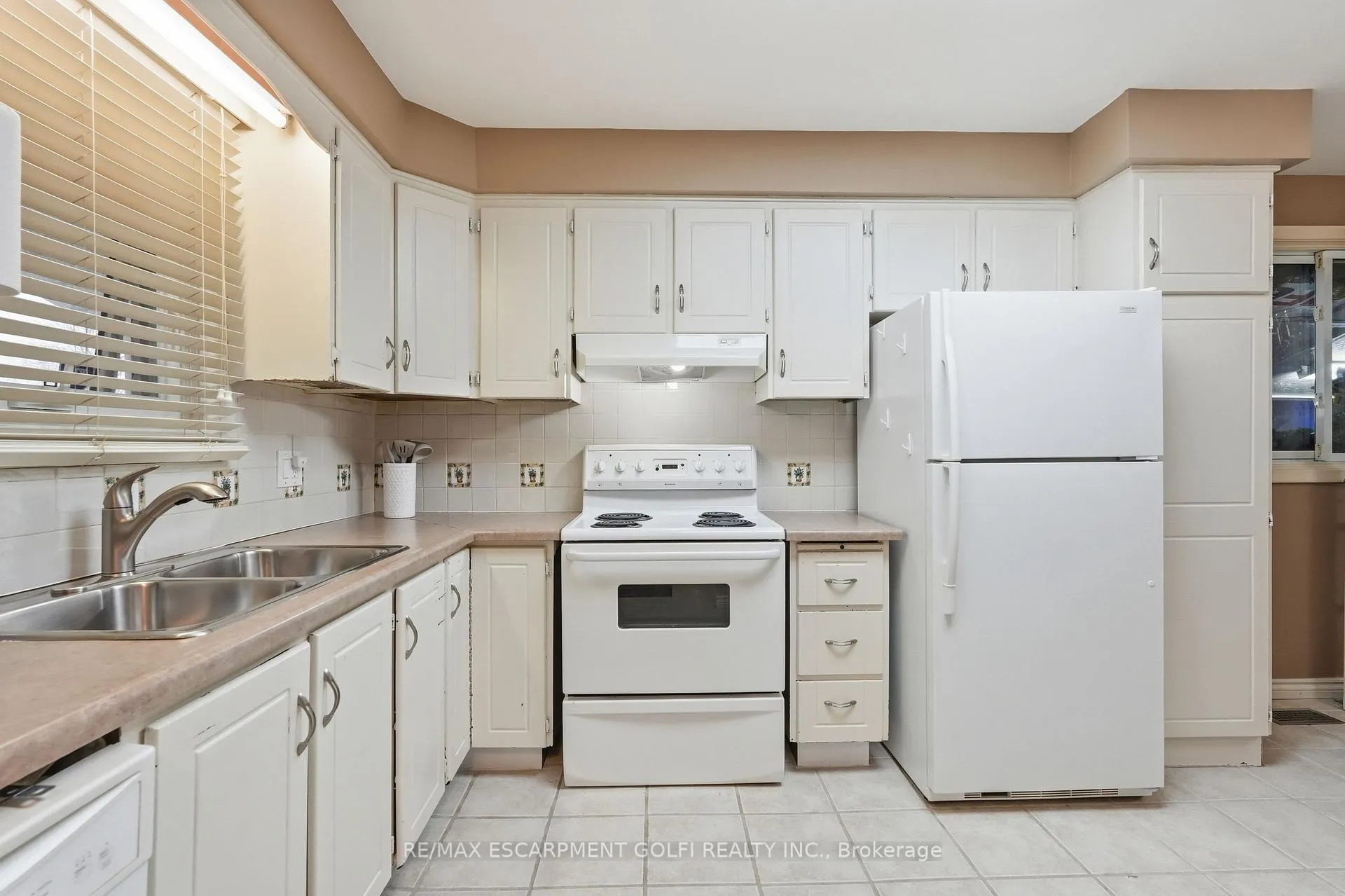Photo 5 of 21 Odessa Street, Hamilton, Stoney Creek Mountain — HOMEH