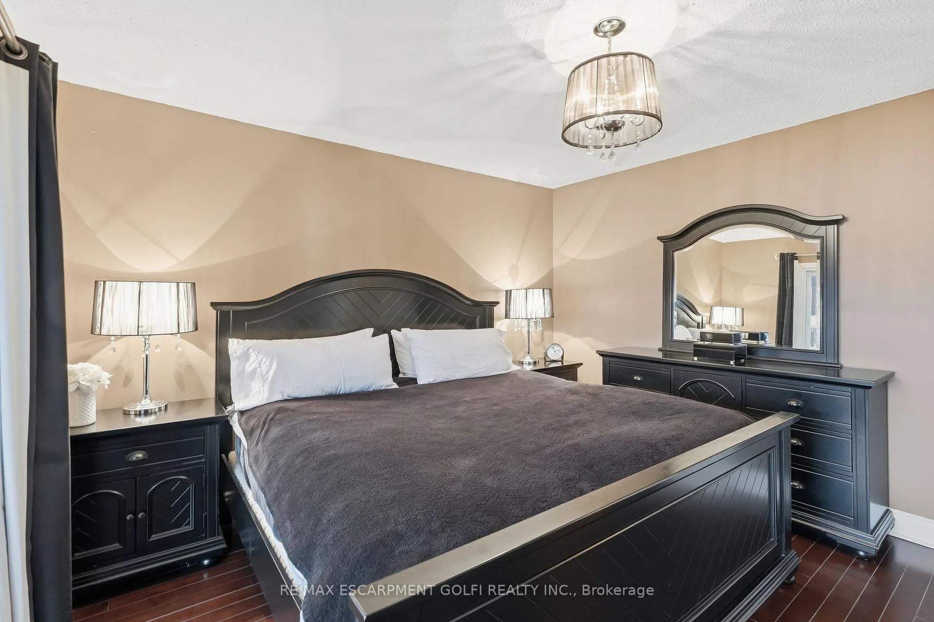Photo 11 of 21 Odessa Street, Hamilton, Stoney Creek Mountain — HOMEH