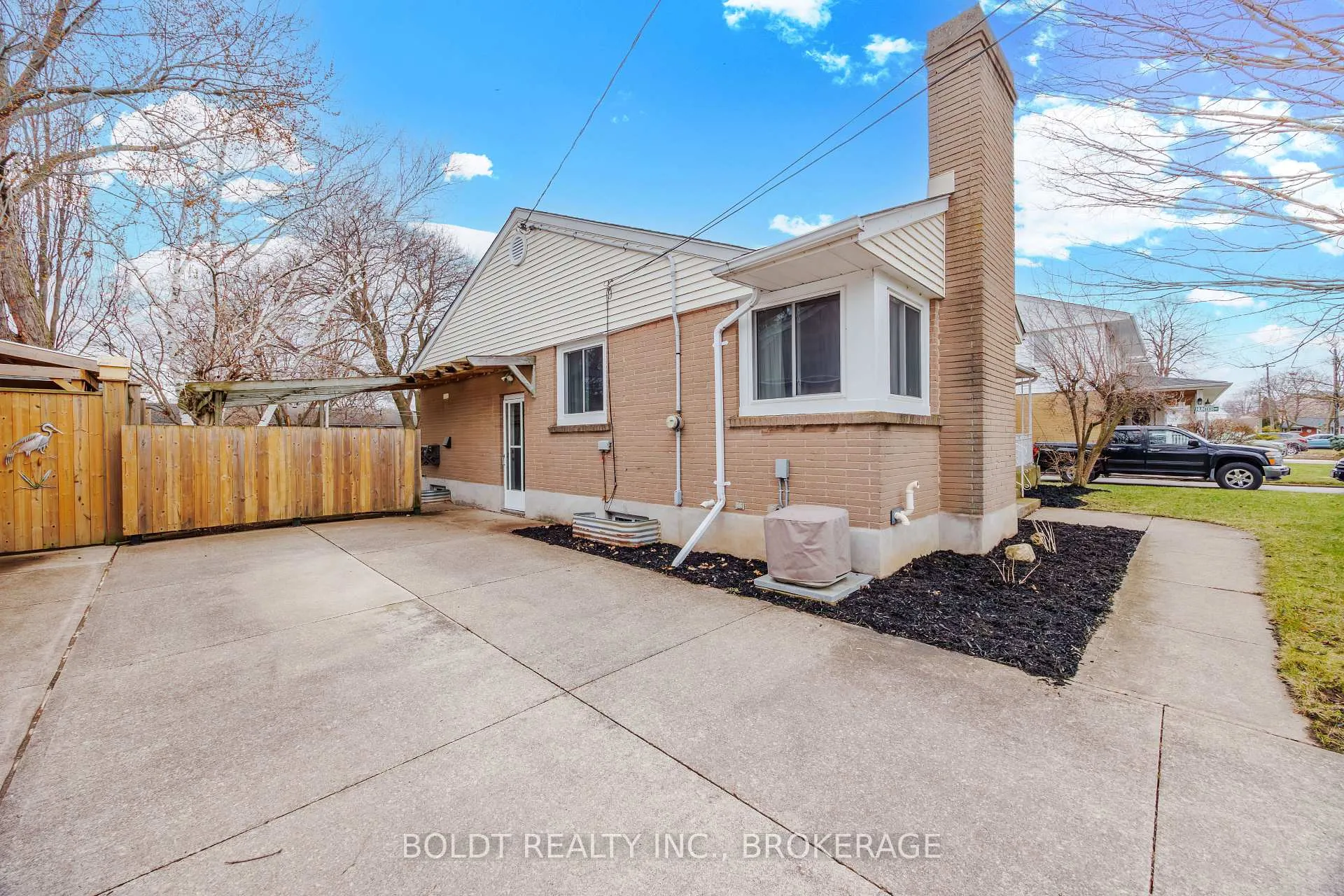 Photo 3 of 12 Sunnyside Drive, St. Catharines, Vine/Linwell — HOMEH