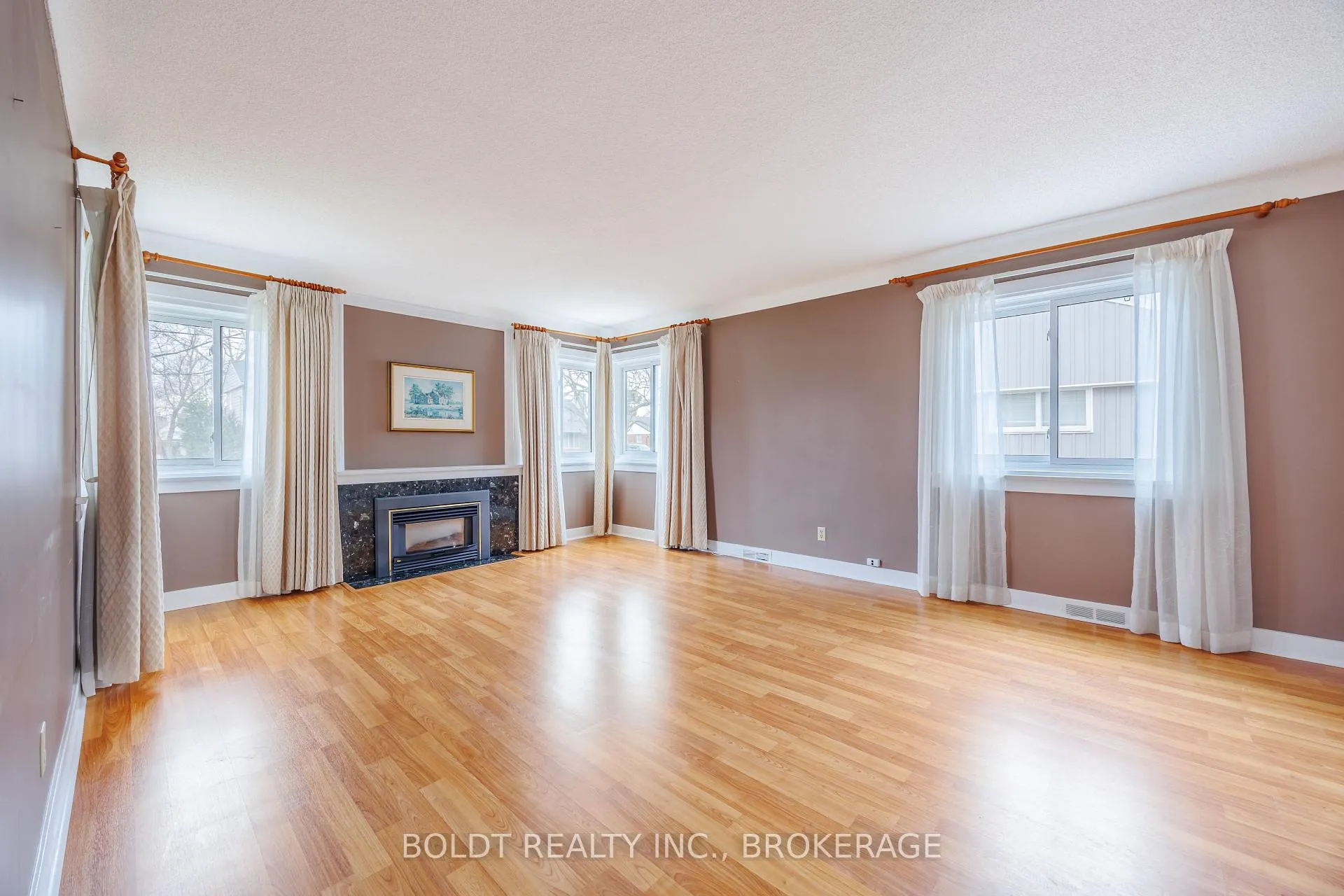 Photo 4 of 12 Sunnyside Drive, St. Catharines, Vine/Linwell — HOMEH