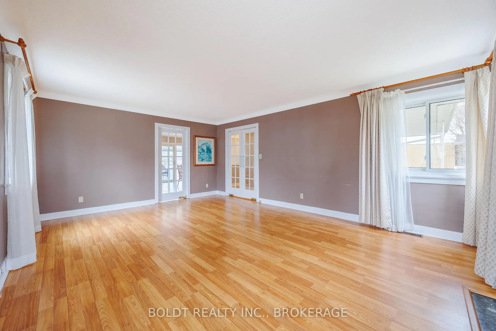 Photo 5 of 12 Sunnyside Drive, St. Catharines, Vine/Linwell — HOMEH