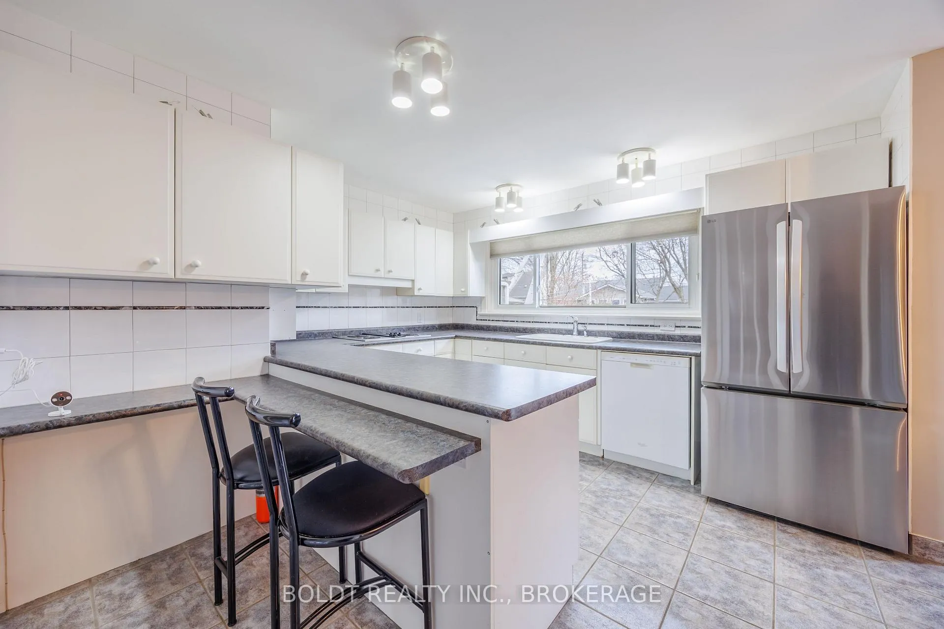 Photo 6 of 12 Sunnyside Drive, St. Catharines, Vine/Linwell — HOMEH