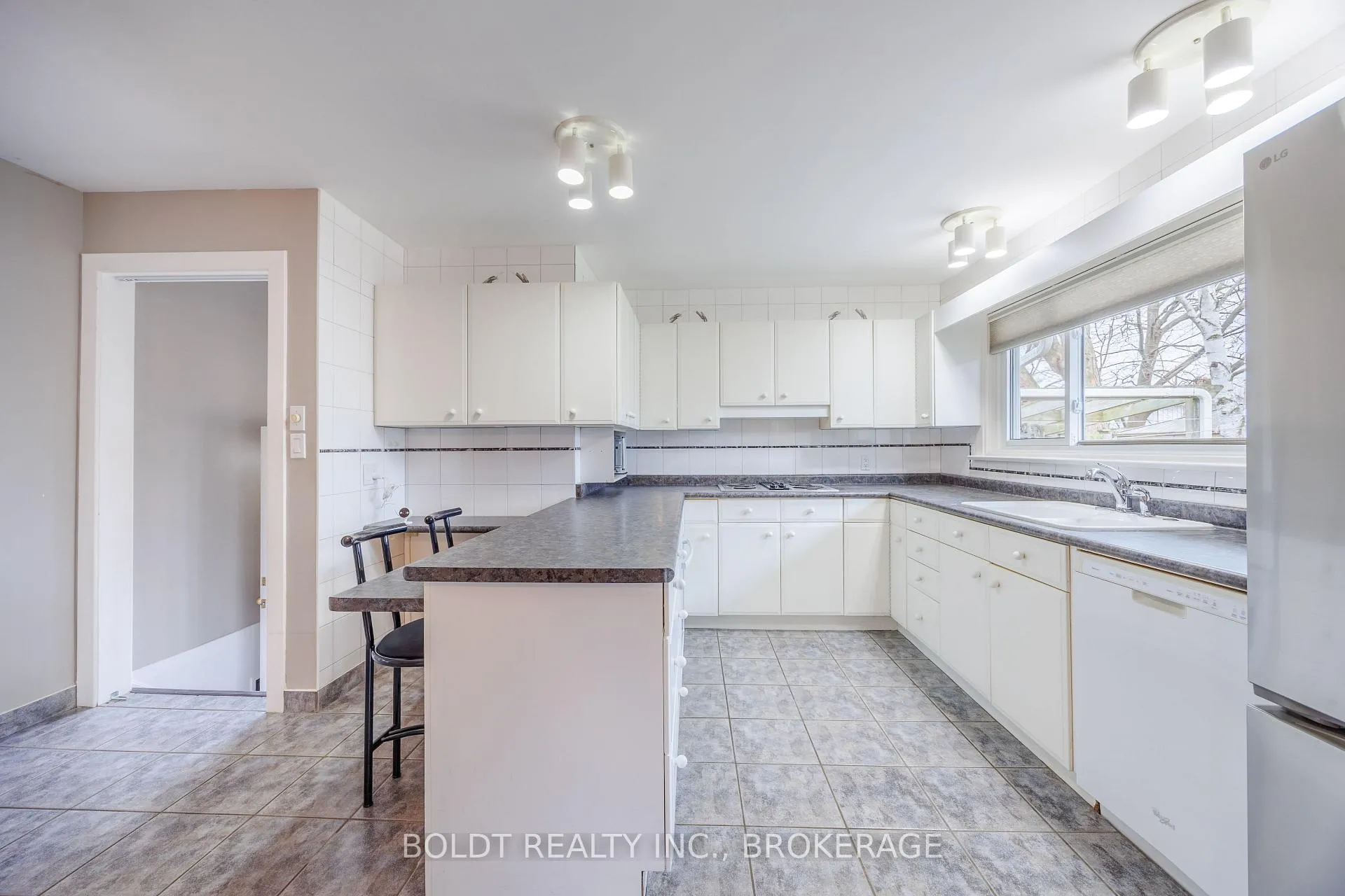 Photo 7 of 12 Sunnyside Drive, St. Catharines, Vine/Linwell — HOMEH