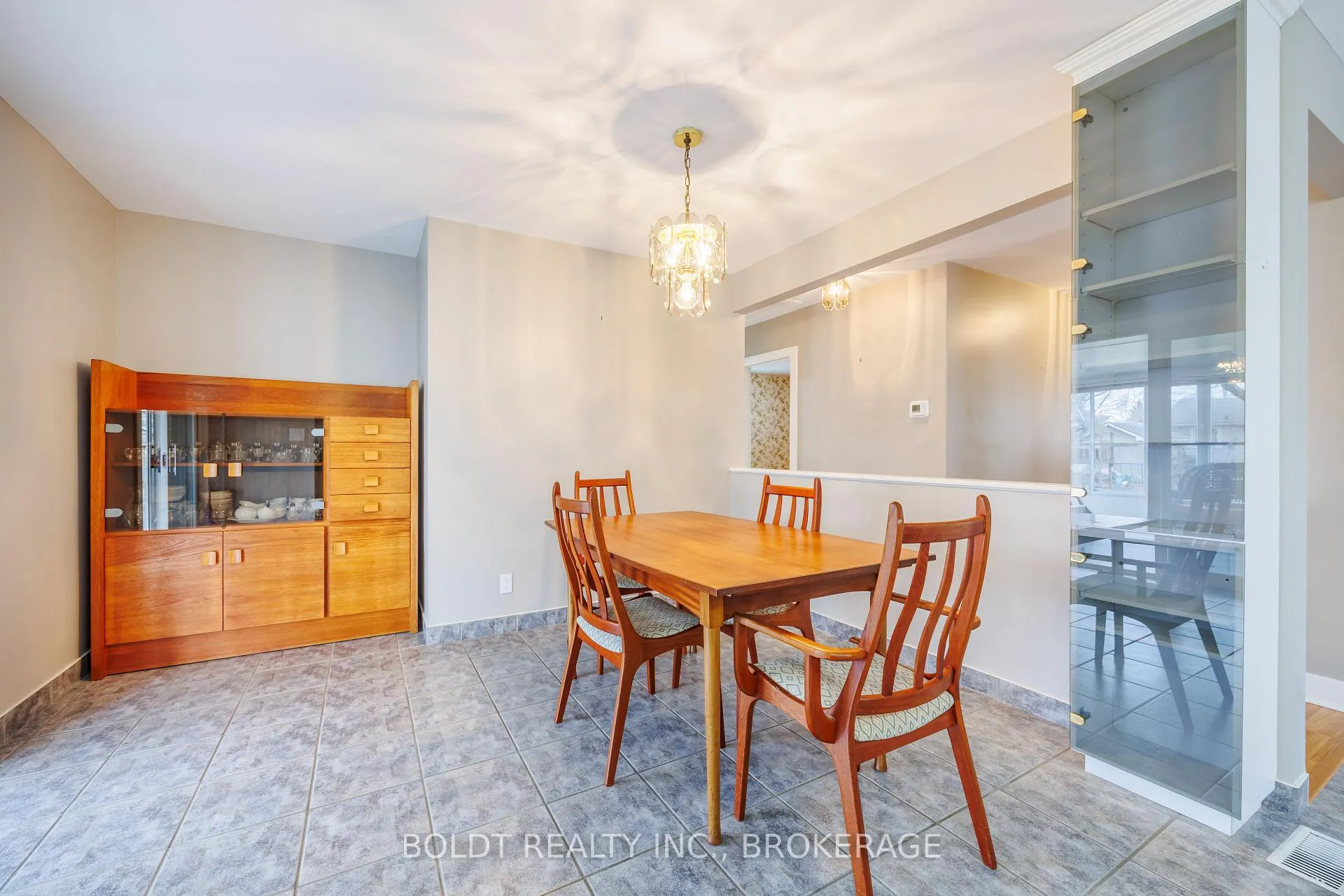 Photo 8 of 12 Sunnyside Drive, St. Catharines, Vine/Linwell — HOMEH