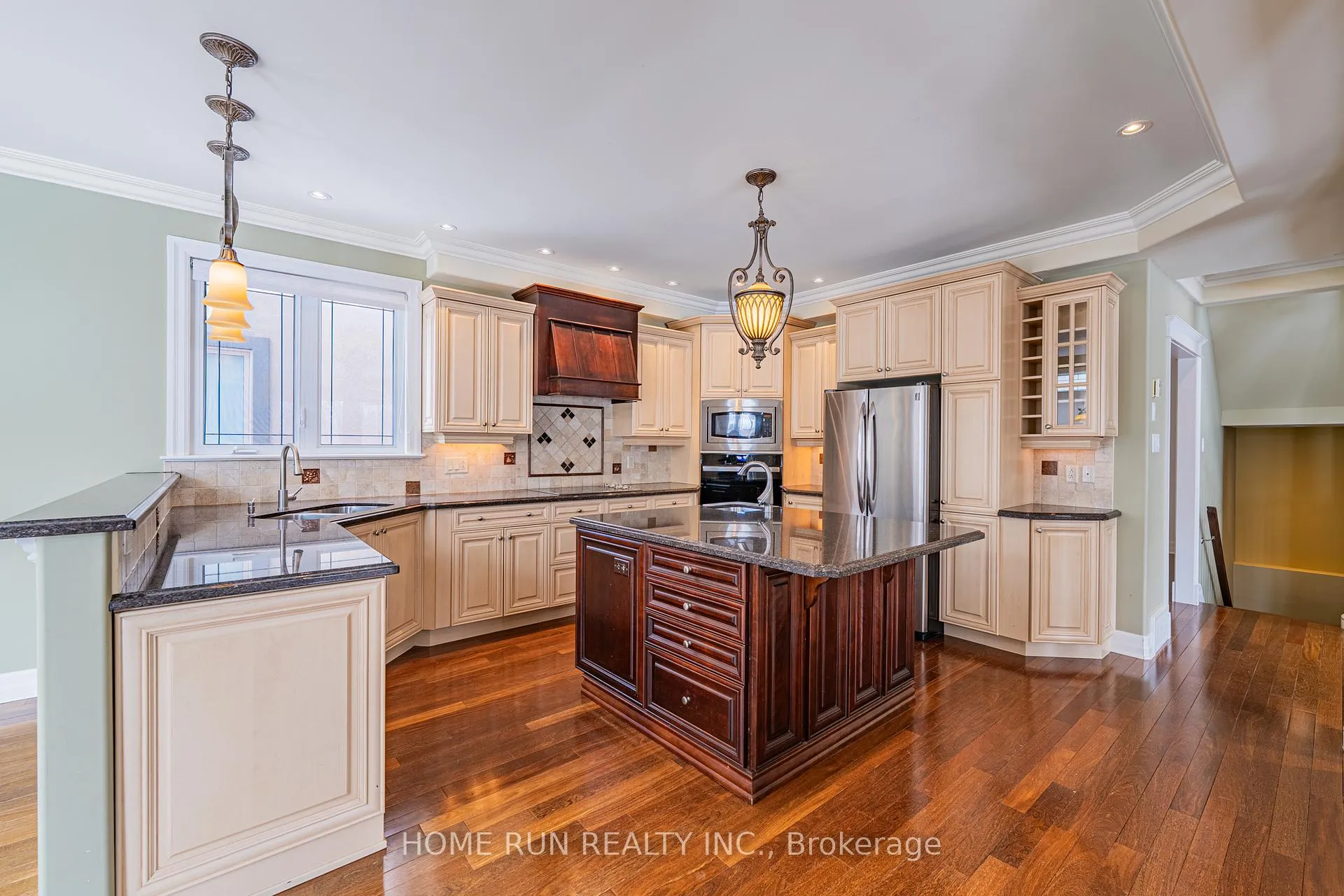 Photo 15 of 546 Kochar Drive, Ottawa, Mooneys Bay — HOMEH