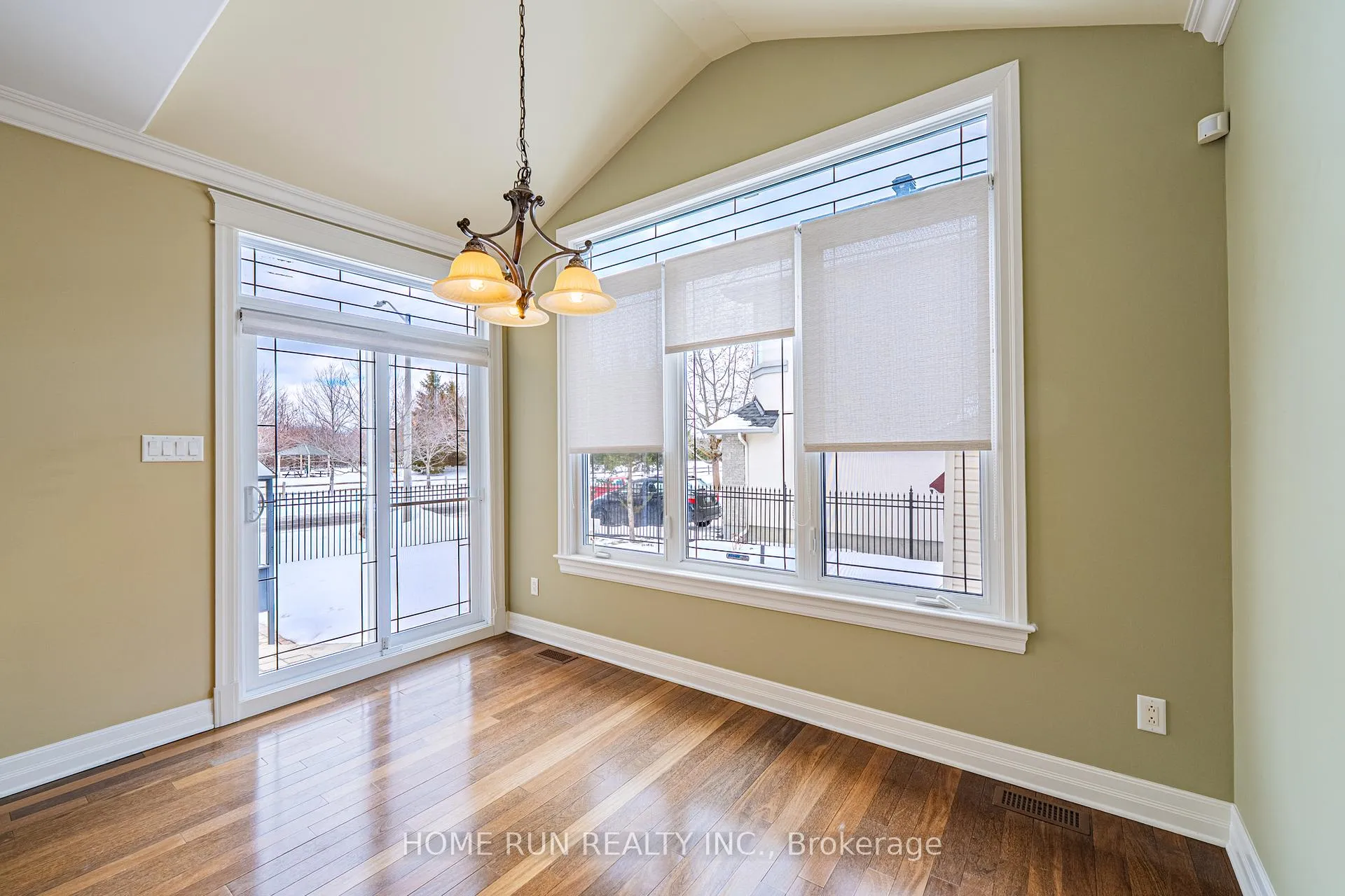 Photo 21 of 546 Kochar Drive, Ottawa, Mooneys Bay — HOMEH