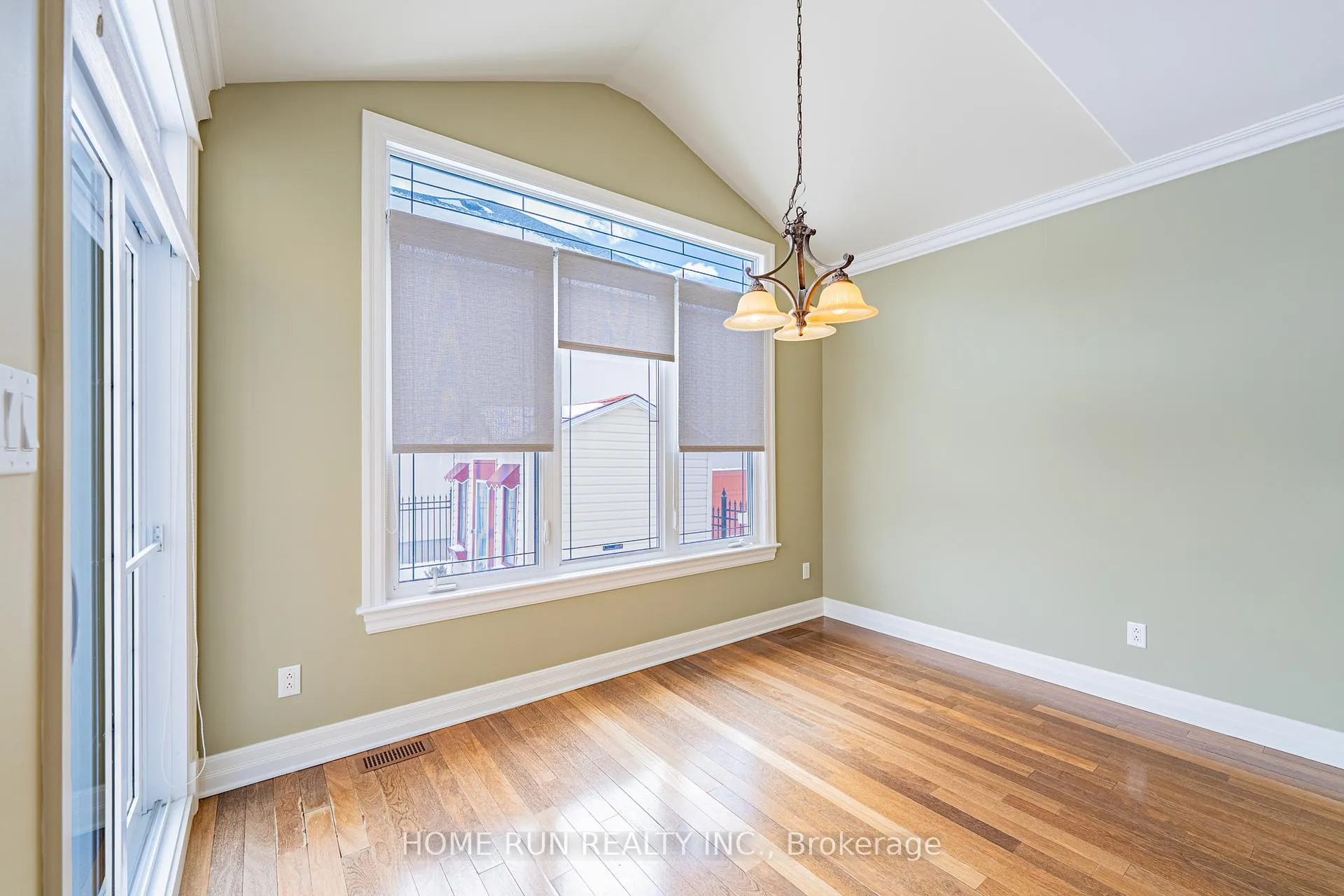 Photo 22 of 546 Kochar Drive, Ottawa, Mooneys Bay — HOMEH