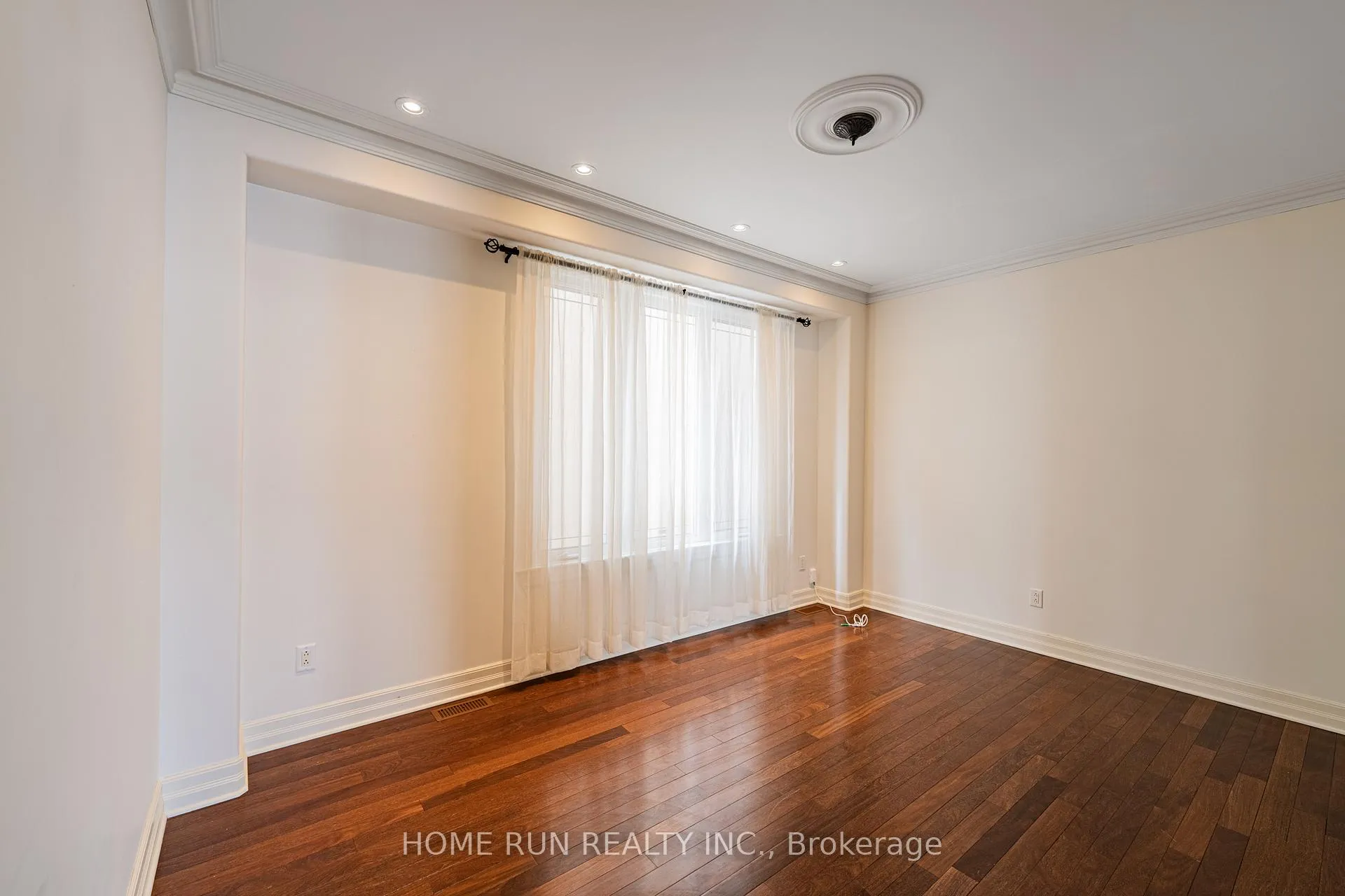 Photo 27 of 546 Kochar Drive, Ottawa, Mooneys Bay — HOMEH