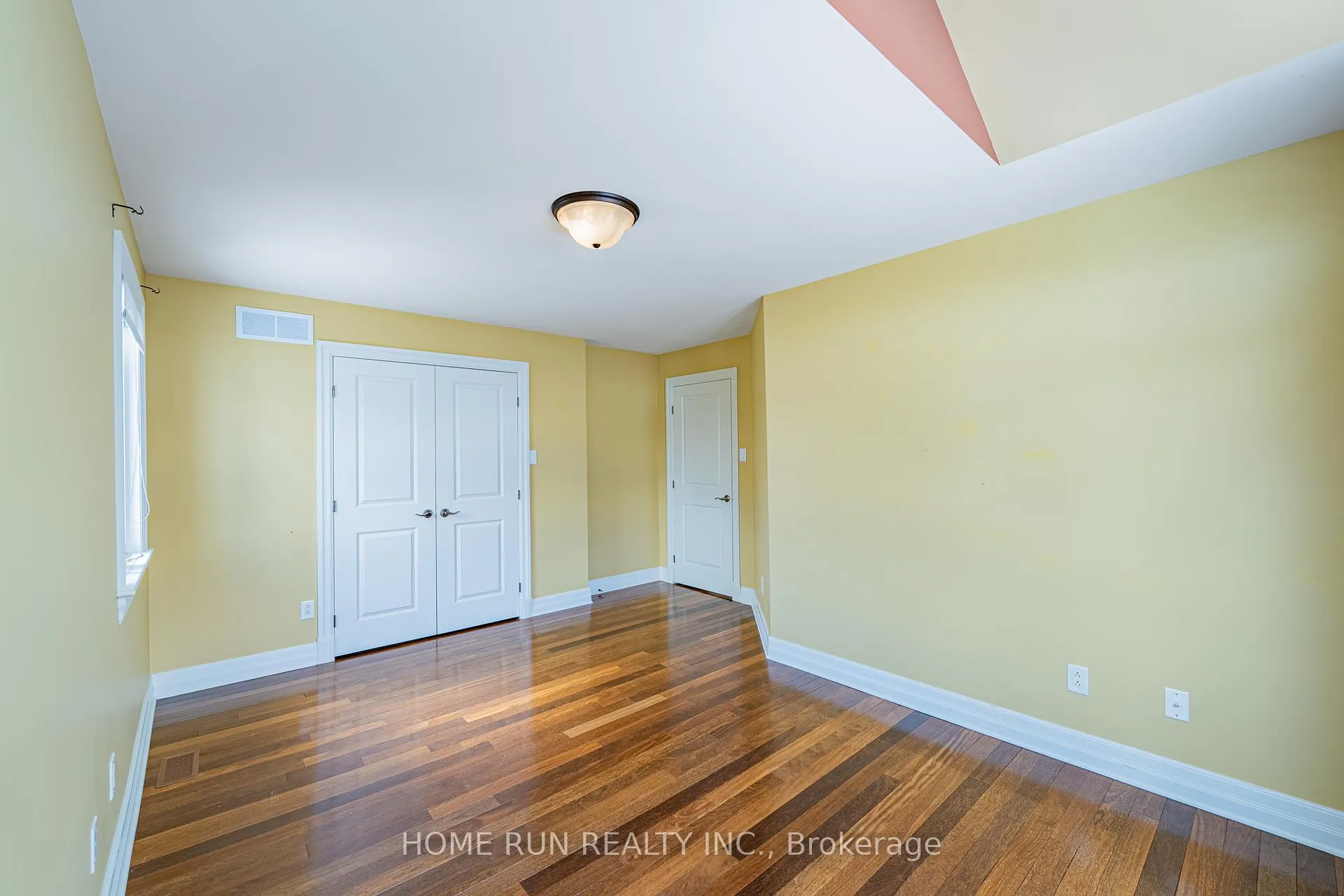 Photo 33 of 546 Kochar Drive, Ottawa, Mooneys Bay — HOMEH