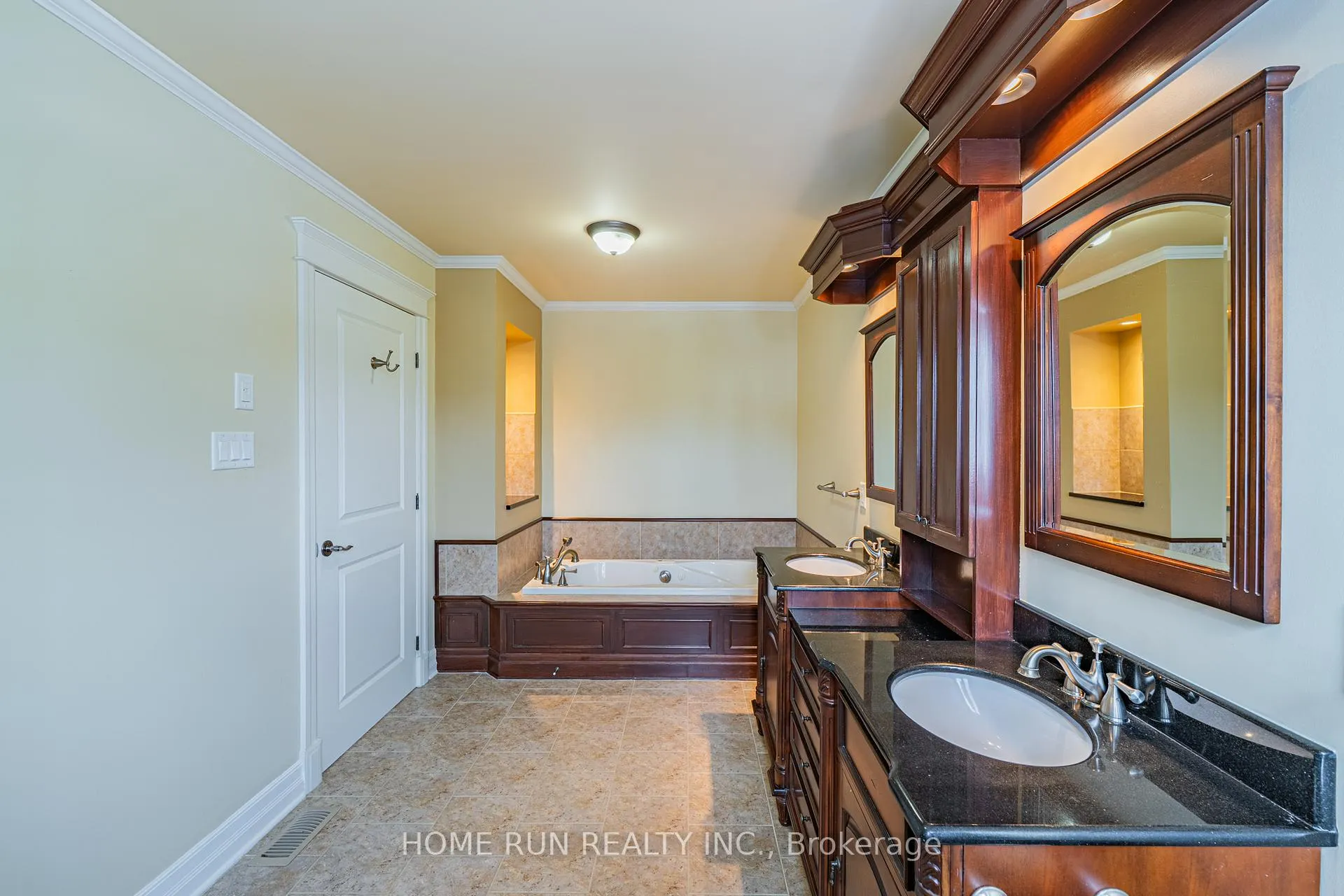 Photo 39 of 546 Kochar Drive, Ottawa, Mooneys Bay — HOMEH