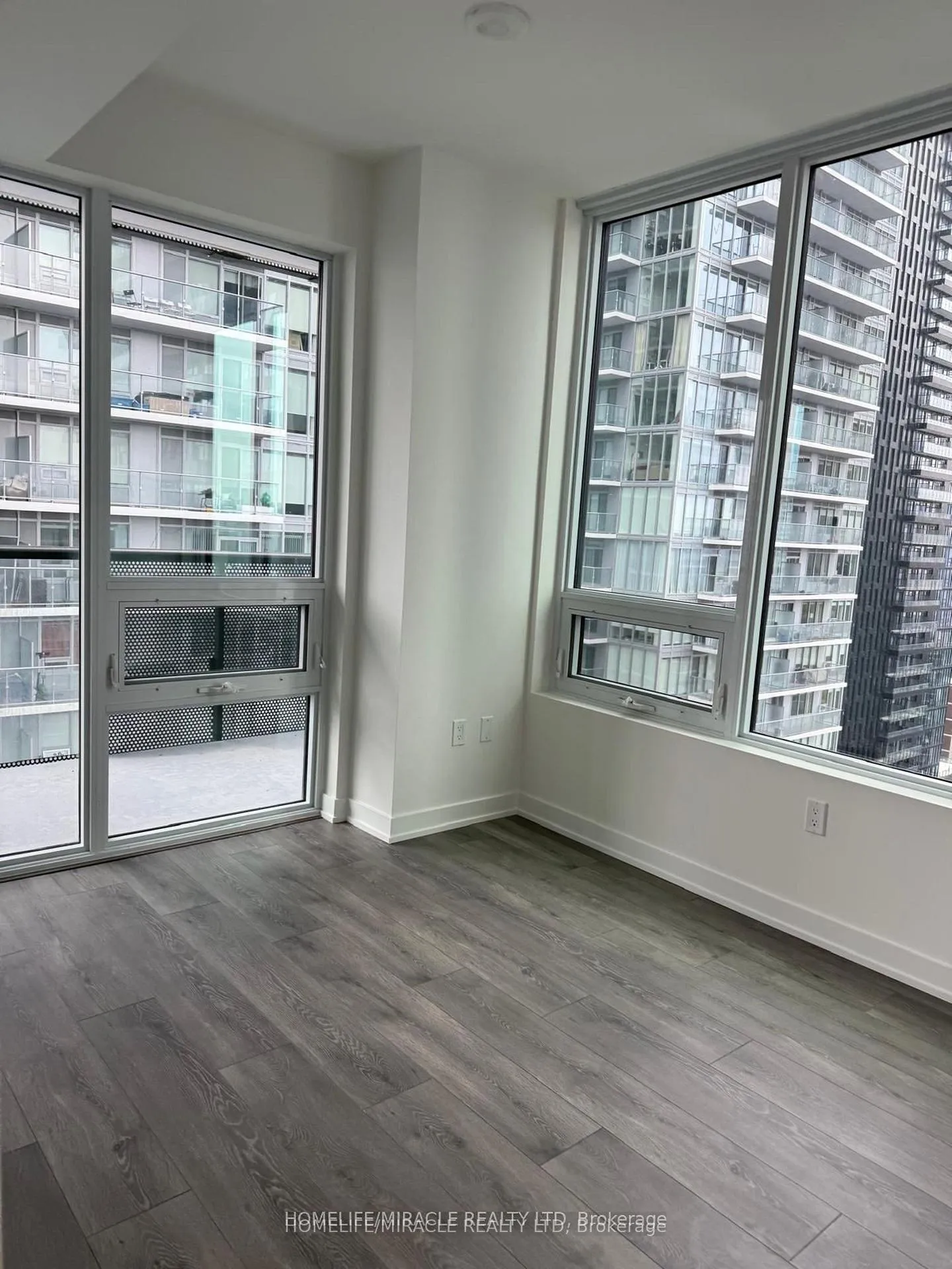 Photo 3 of Unit 1805, 127 Broadway Avenue, Toronto, Mount Pleasant West — HOMEH