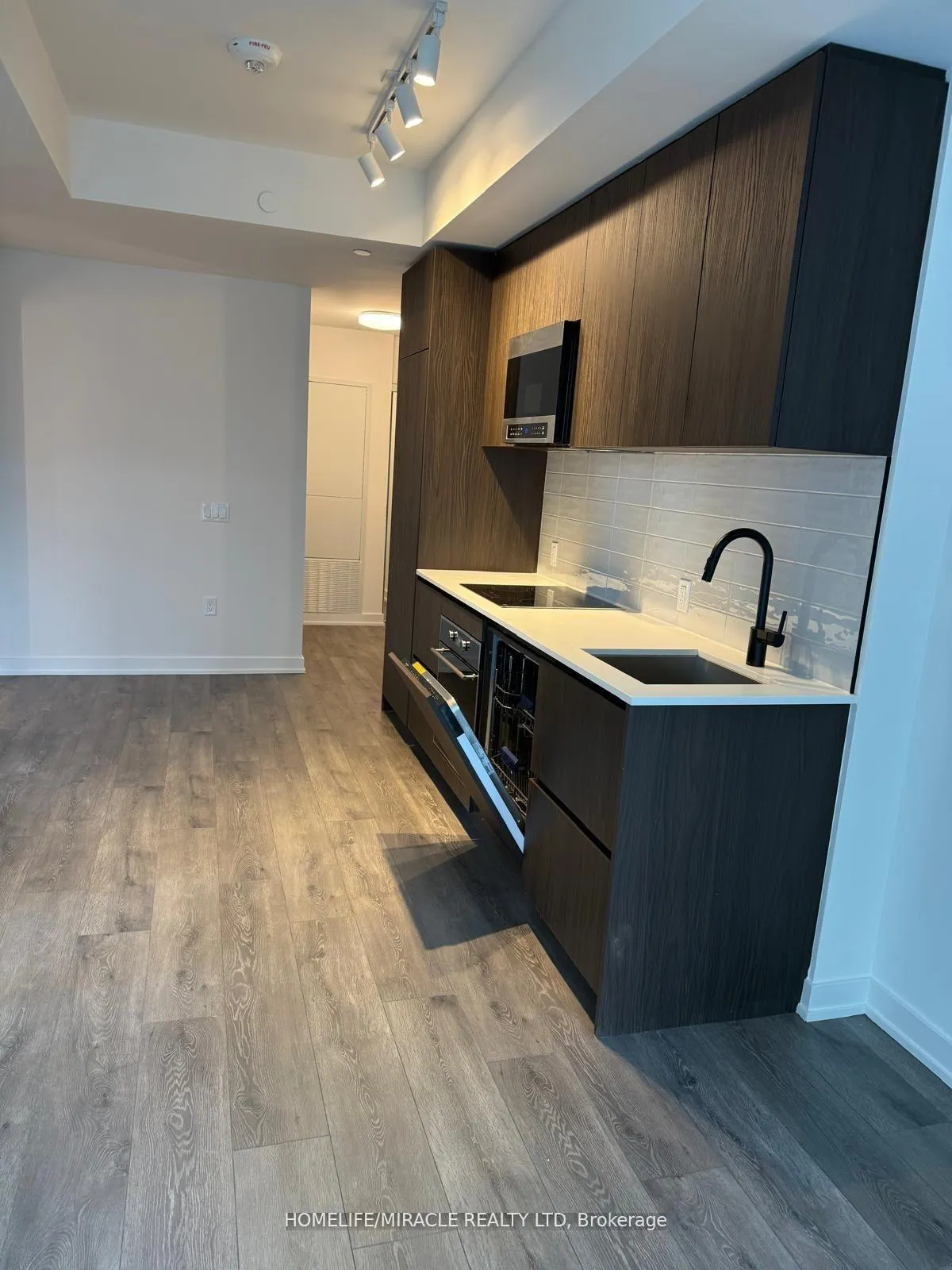 Photo 4 of Unit 1805, 127 Broadway Avenue, Toronto, Mount Pleasant West — HOMEH
