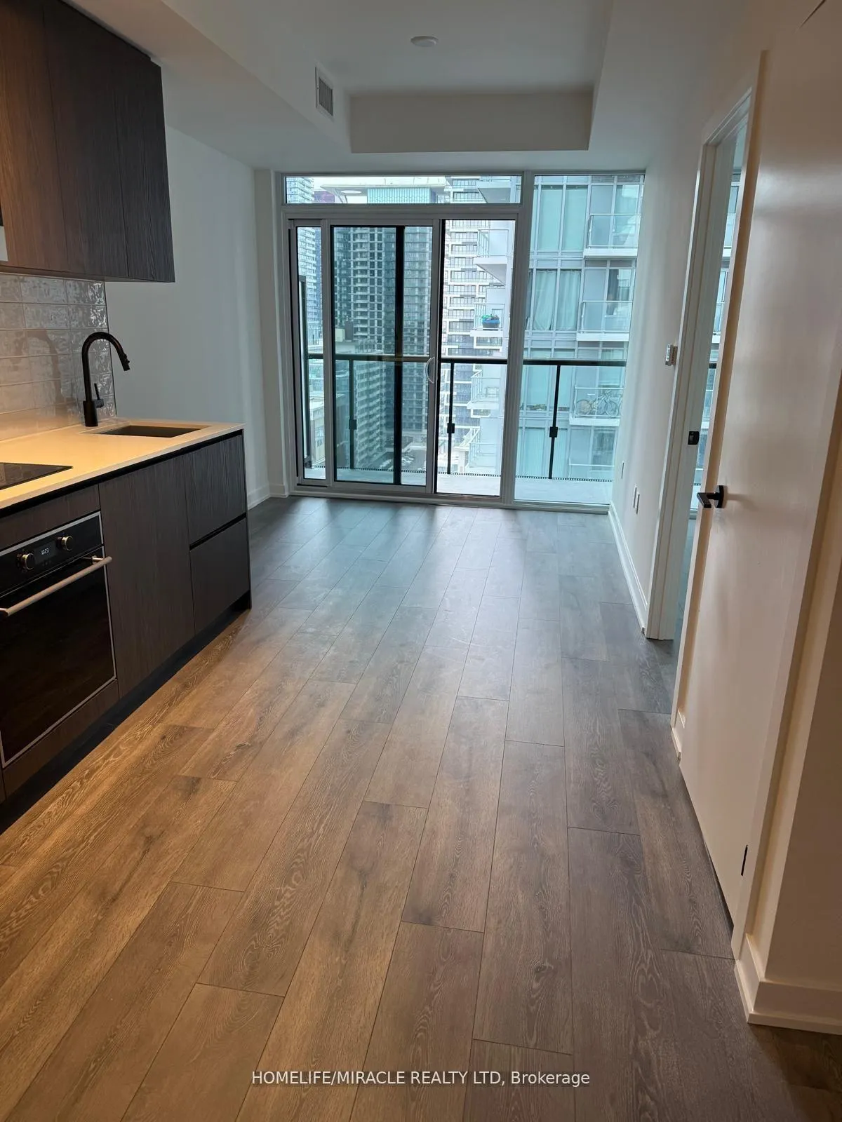 Photo 5 of Unit 1805, 127 Broadway Avenue, Toronto, Mount Pleasant West — HOMEH