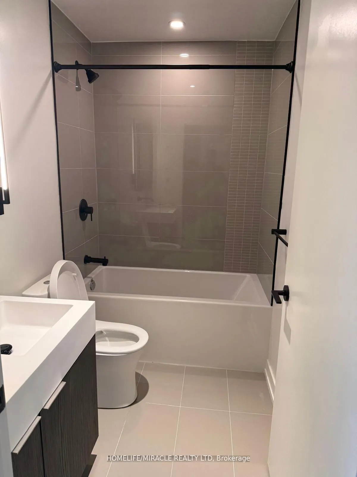 Photo 6 of Unit 1805, 127 Broadway Avenue, Toronto, Mount Pleasant West — HOMEH