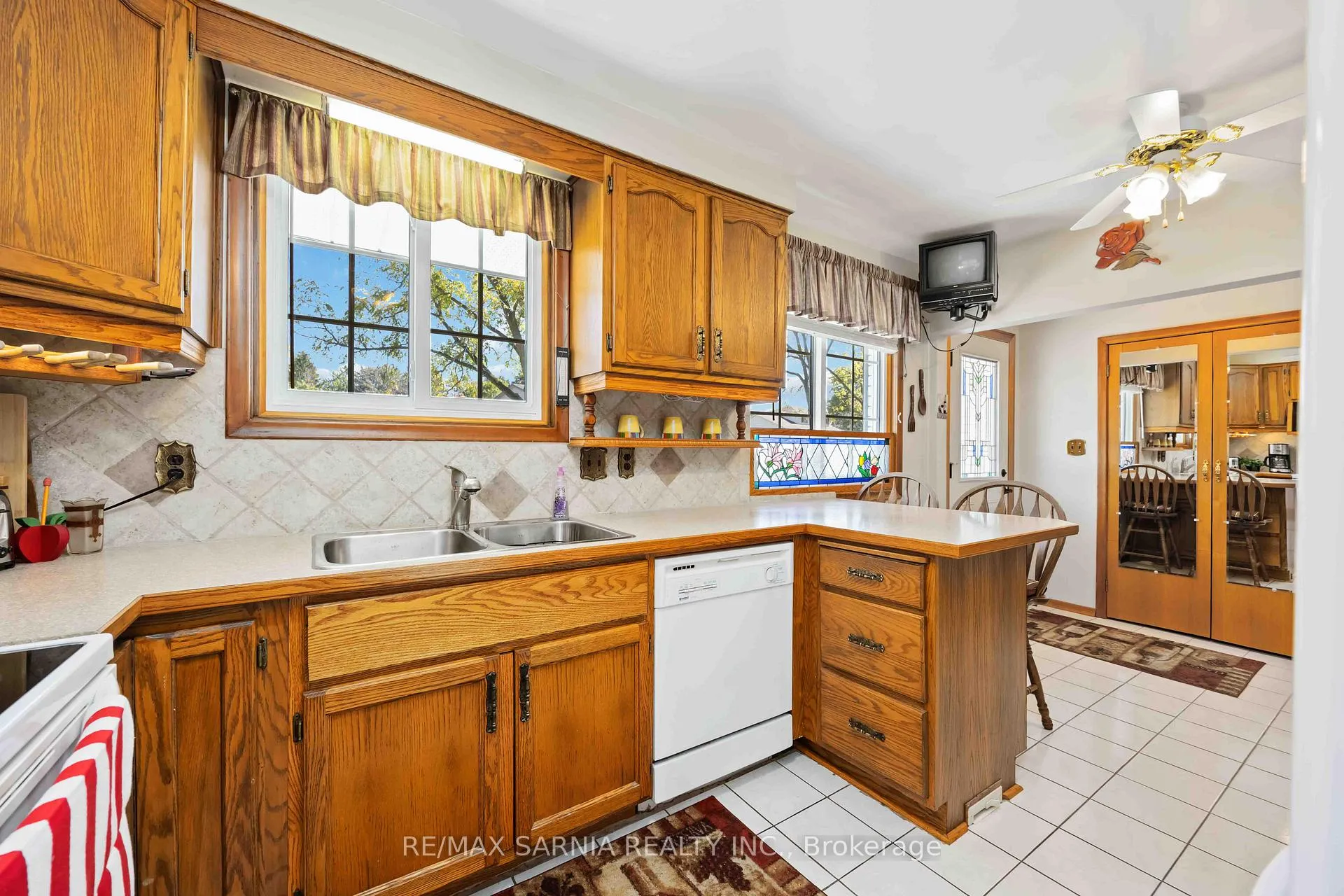 Photo 9 of 563 Riverside Drive, St. Clair — HOMEH
