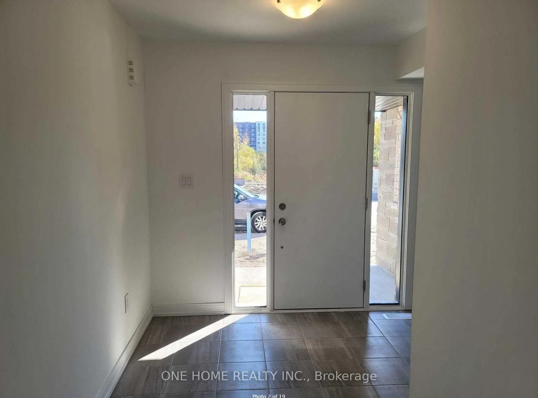 Photo 2 of 35 Blue Forest Crescent, Barrie, Innis-Shore — HOMEH