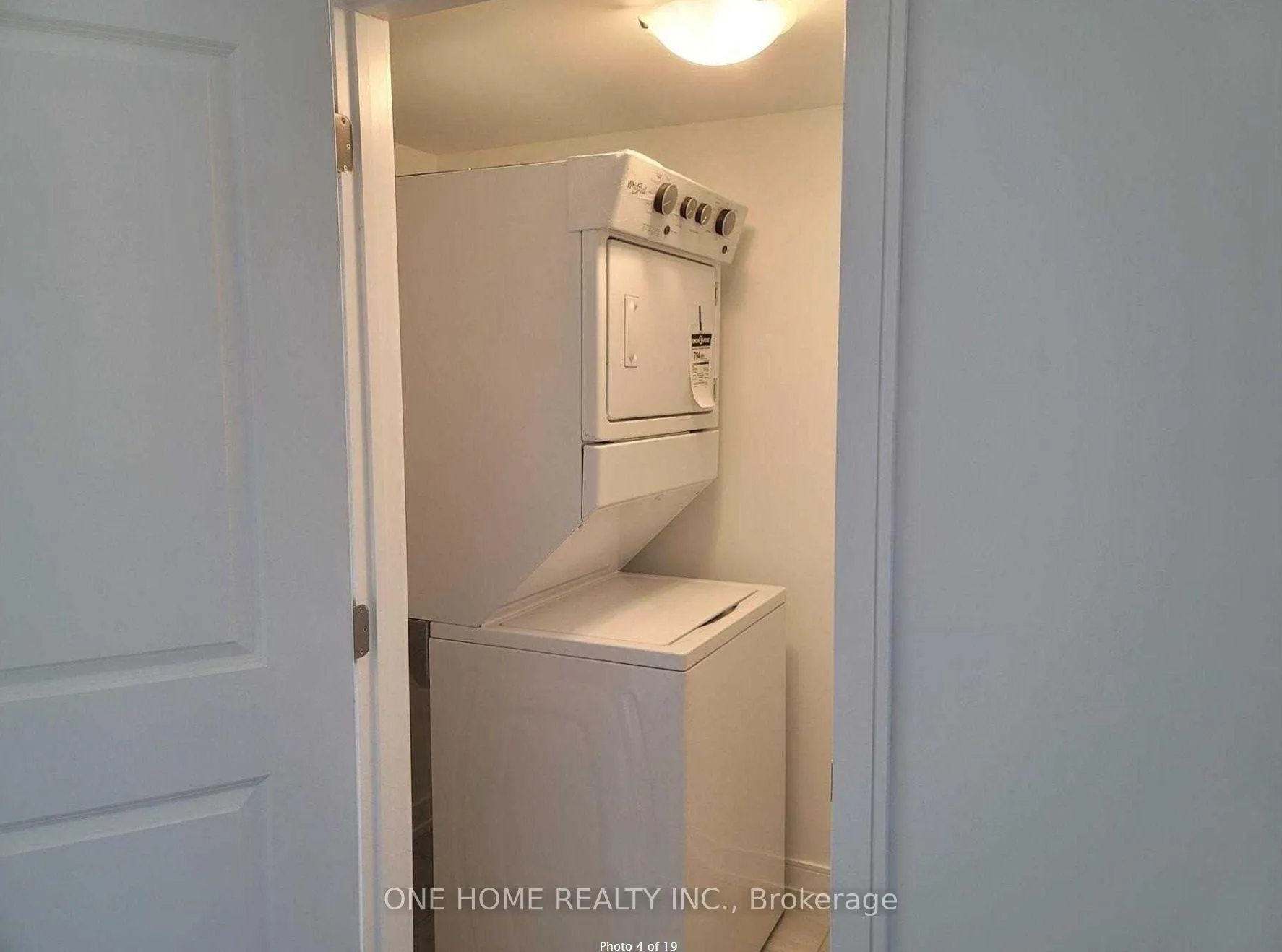 Photo 4 of 35 Blue Forest Crescent, Barrie, Innis-Shore — HOMEH