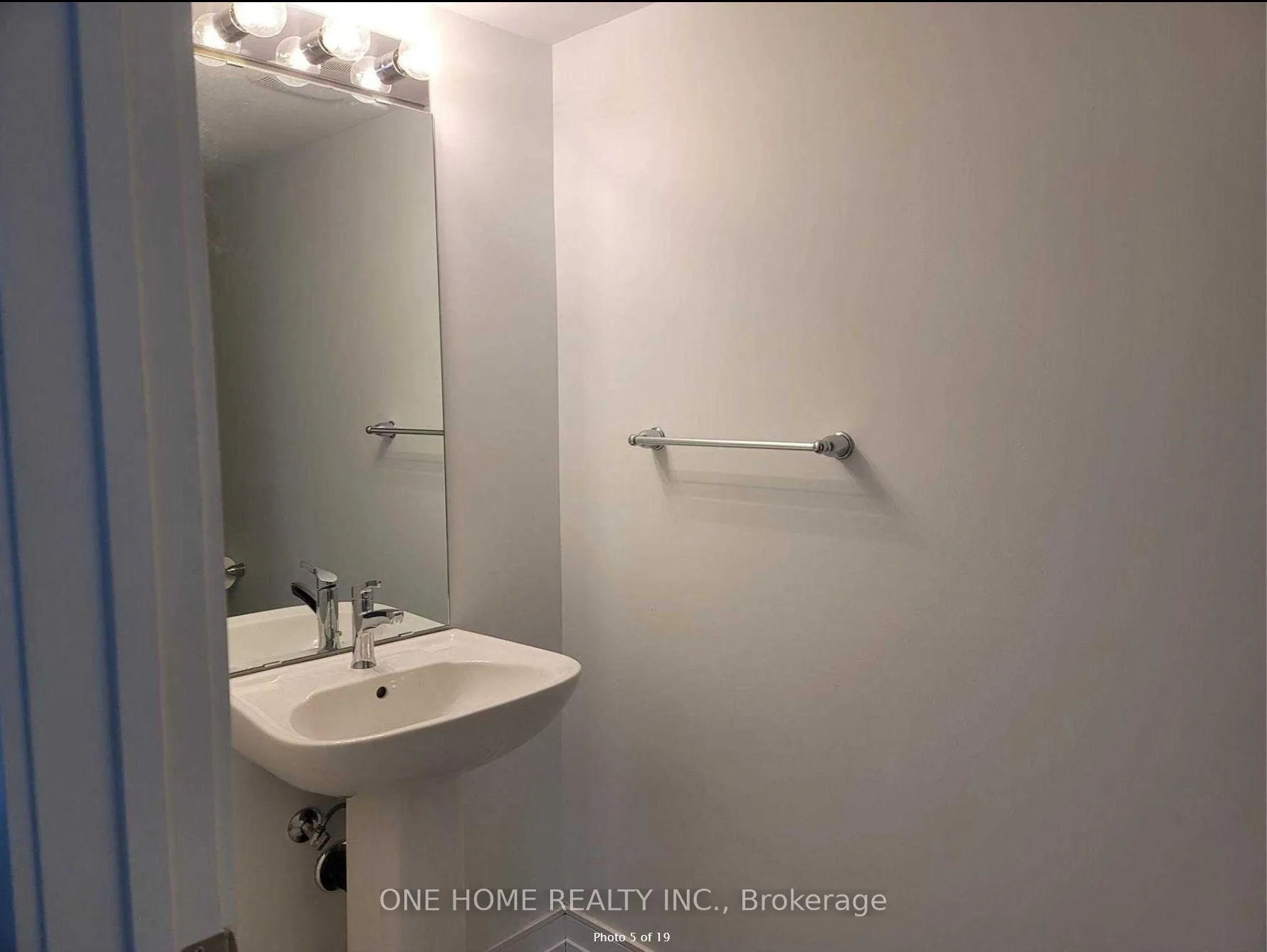 Photo 5 of 35 Blue Forest Crescent, Barrie, Innis-Shore — HOMEH