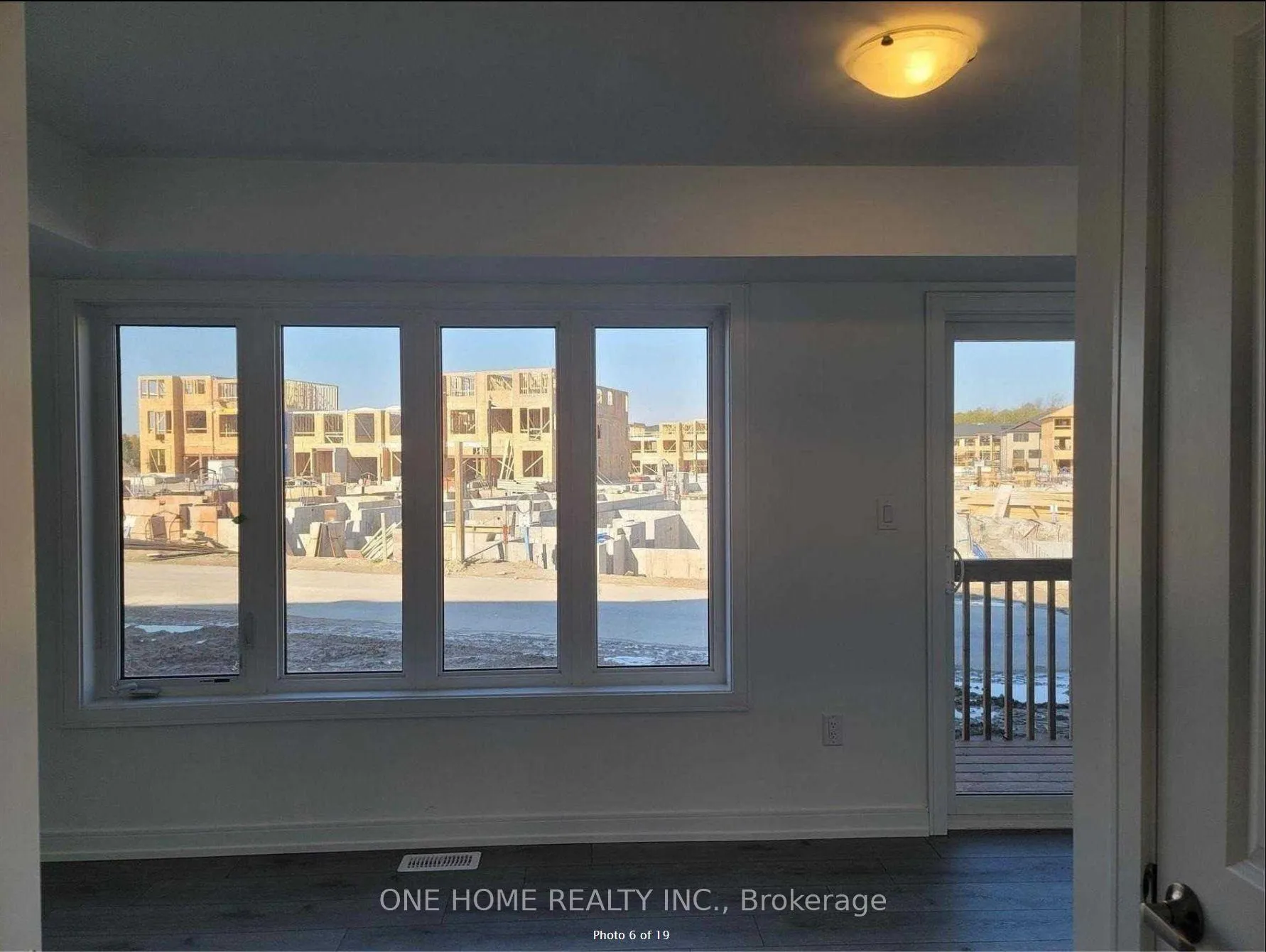 Photo 6 of 35 Blue Forest Crescent, Barrie, Innis-Shore — HOMEH