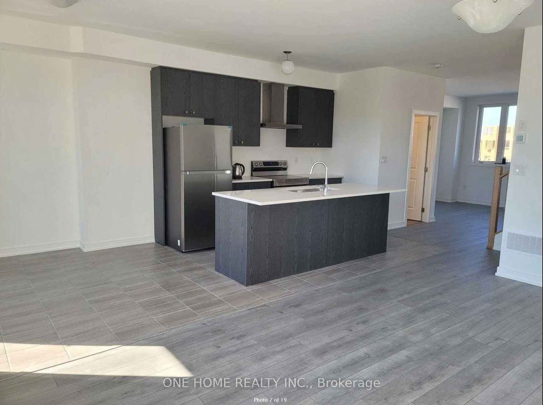 Photo 7 of 35 Blue Forest Crescent, Barrie, Innis-Shore — HOMEH