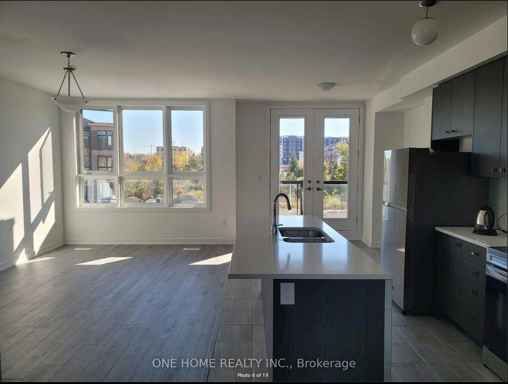 Photo 8 of 35 Blue Forest Crescent, Barrie, Innis-Shore — HOMEH