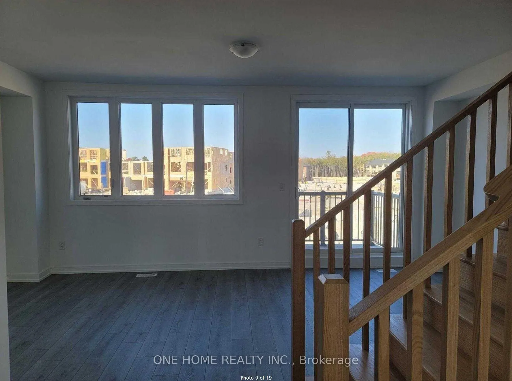 Photo 9 of 35 Blue Forest Crescent, Barrie, Innis-Shore — HOMEH