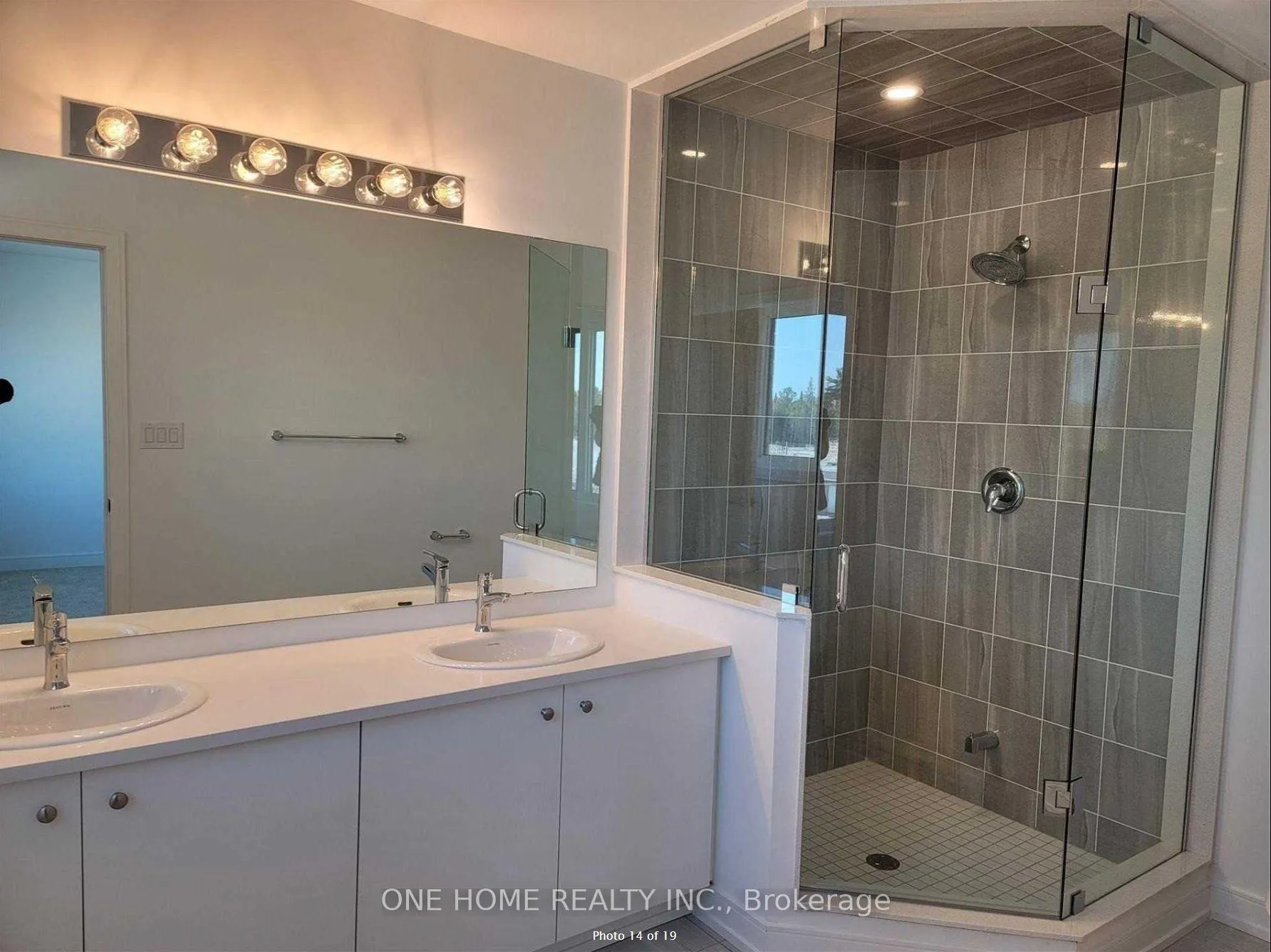 Photo 14 of 35 Blue Forest Crescent, Barrie, Innis-Shore — HOMEH