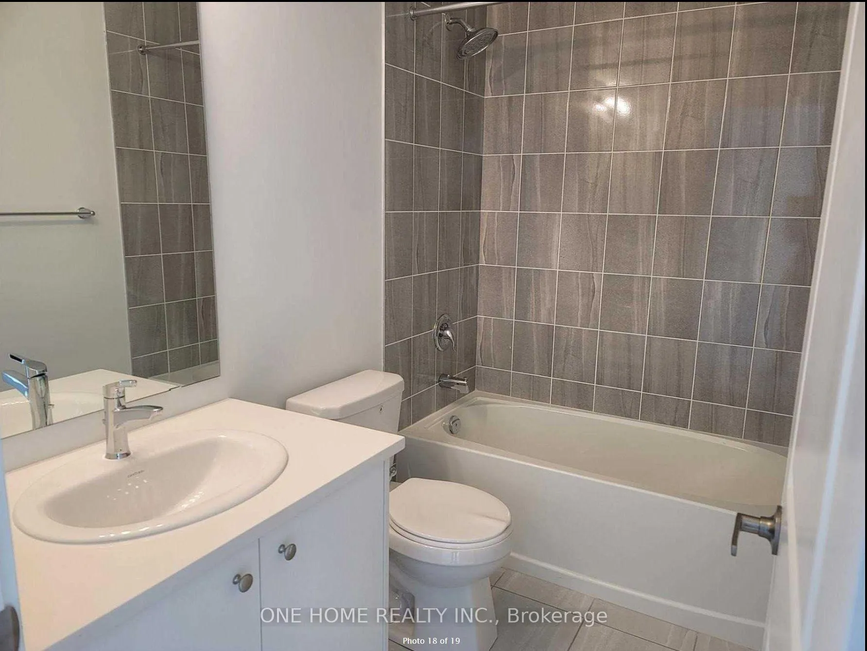 Photo 18 of 35 Blue Forest Crescent, Barrie, Innis-Shore — HOMEH