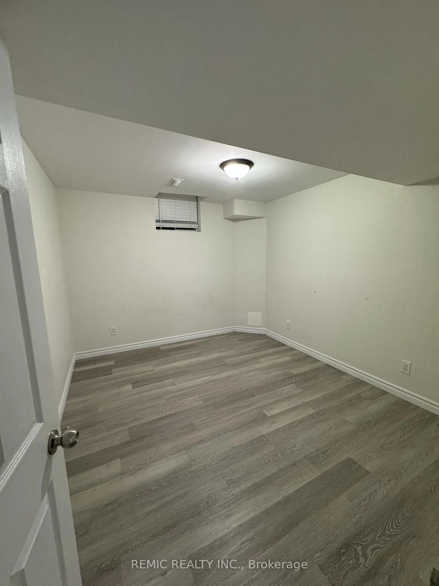 Photo 4 of 40 Crombie Street, Clarington, Bowmanville — HOMEH