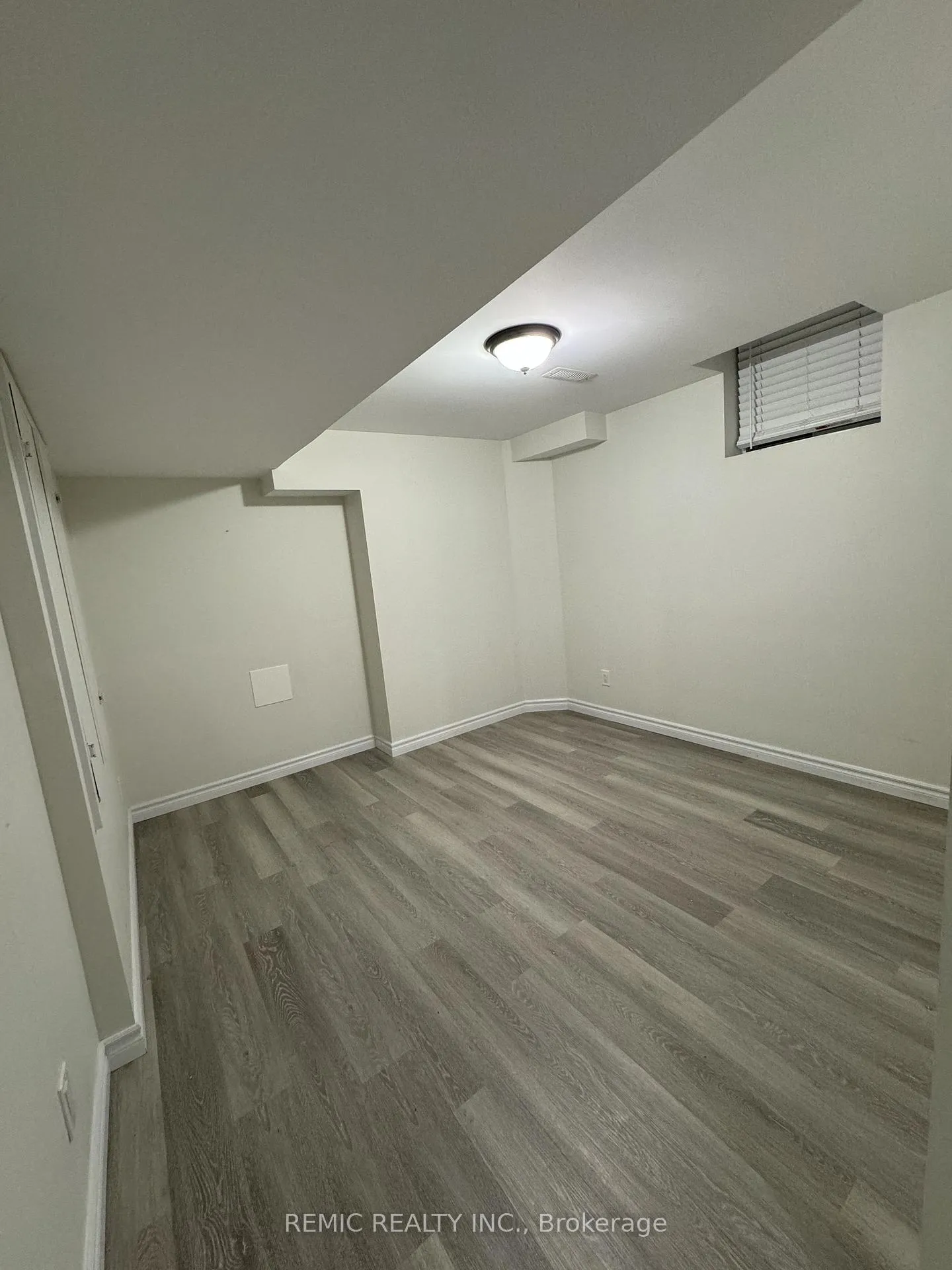 Photo 5 of 40 Crombie Street, Clarington, Bowmanville — HOMEH