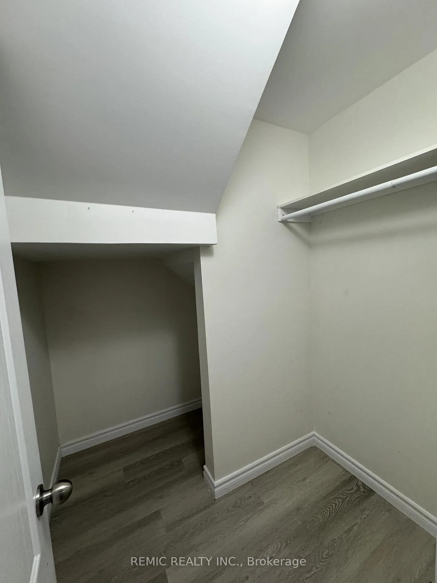 Photo 6 of 40 Crombie Street, Clarington, Bowmanville — HOMEH