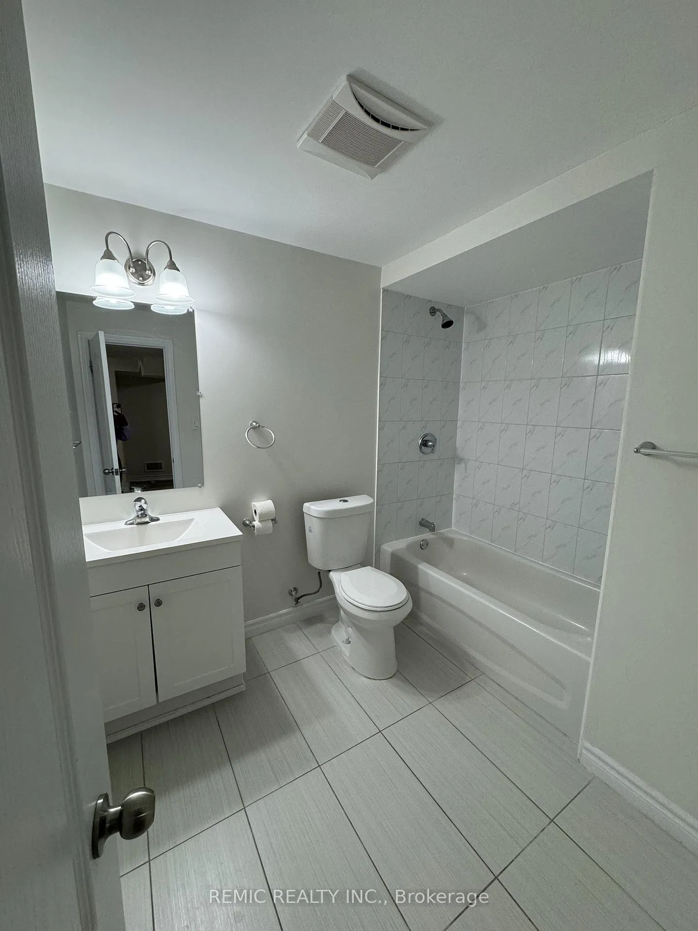 Photo 8 of 40 Crombie Street, Clarington, Bowmanville — HOMEH