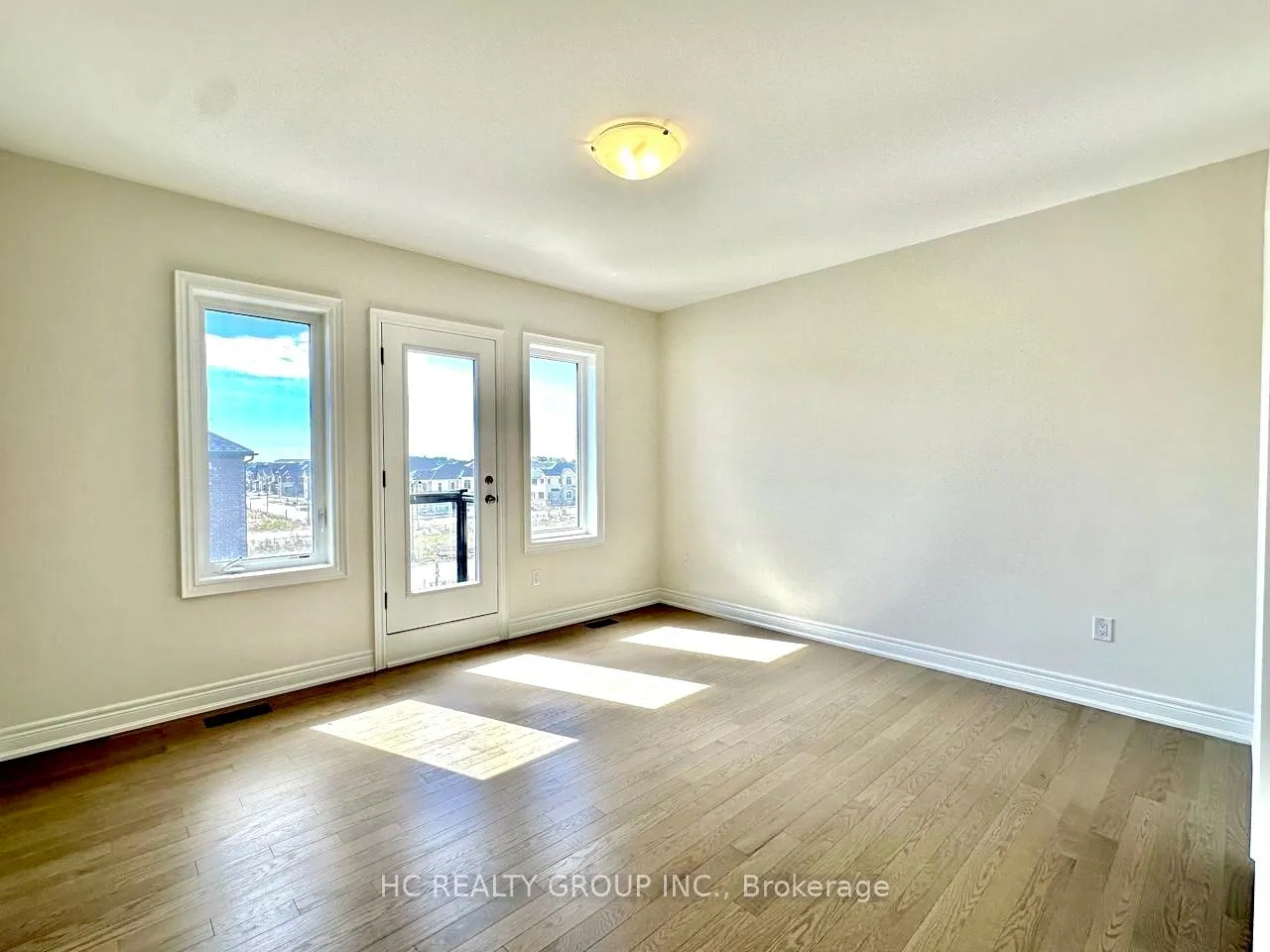 Photo 4 of 561 Vine Cliff Boulevard, Markham, Rural Markham — HOMEH
