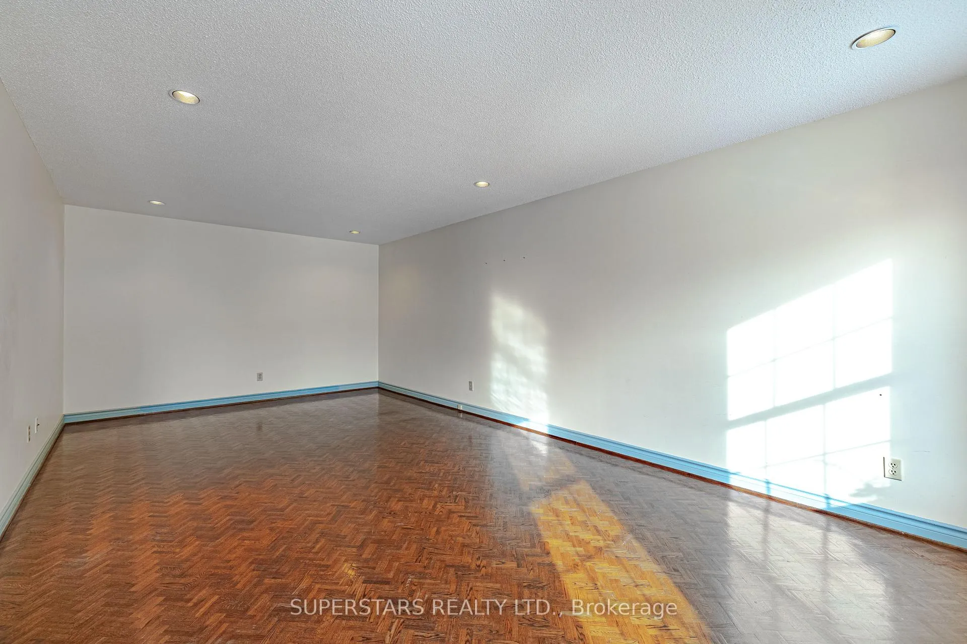 Photo 8 of 12 Aitken Circle, Markham, Unionville — HOMEH