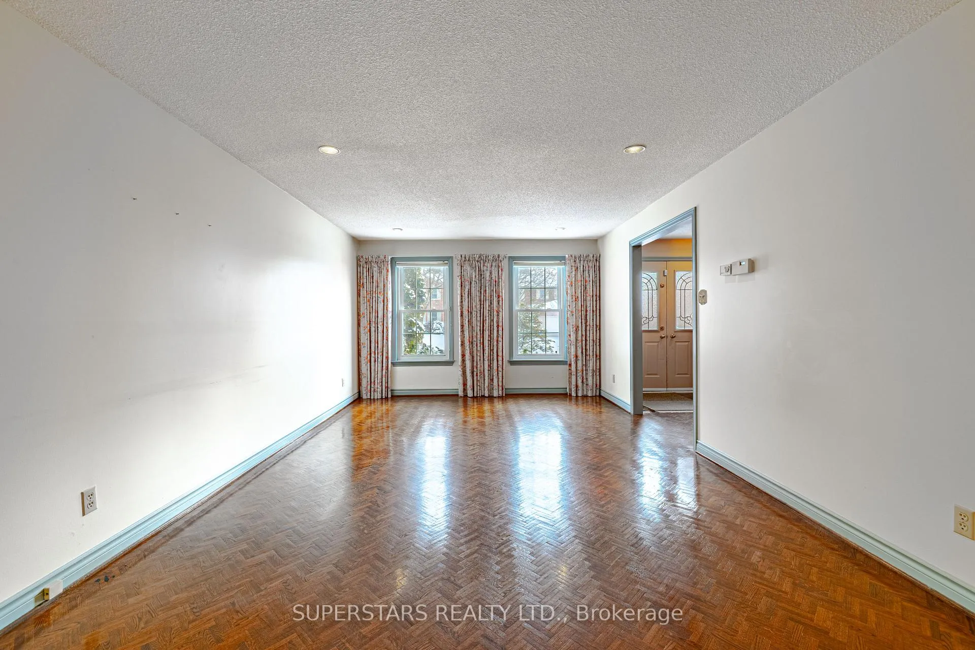 Photo 9 of 12 Aitken Circle, Markham, Unionville — HOMEH