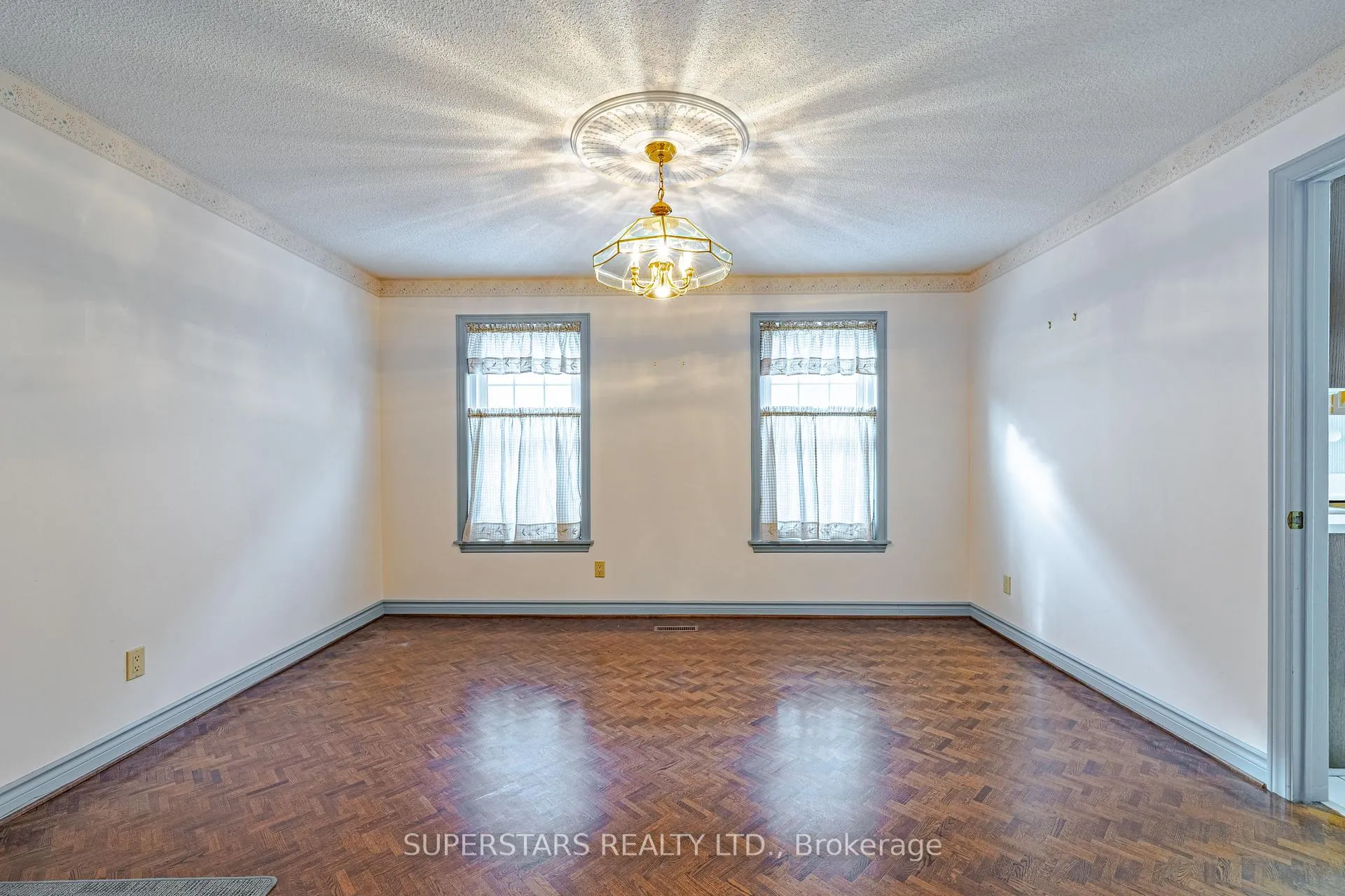 Photo 10 of 12 Aitken Circle, Markham, Unionville — HOMEH