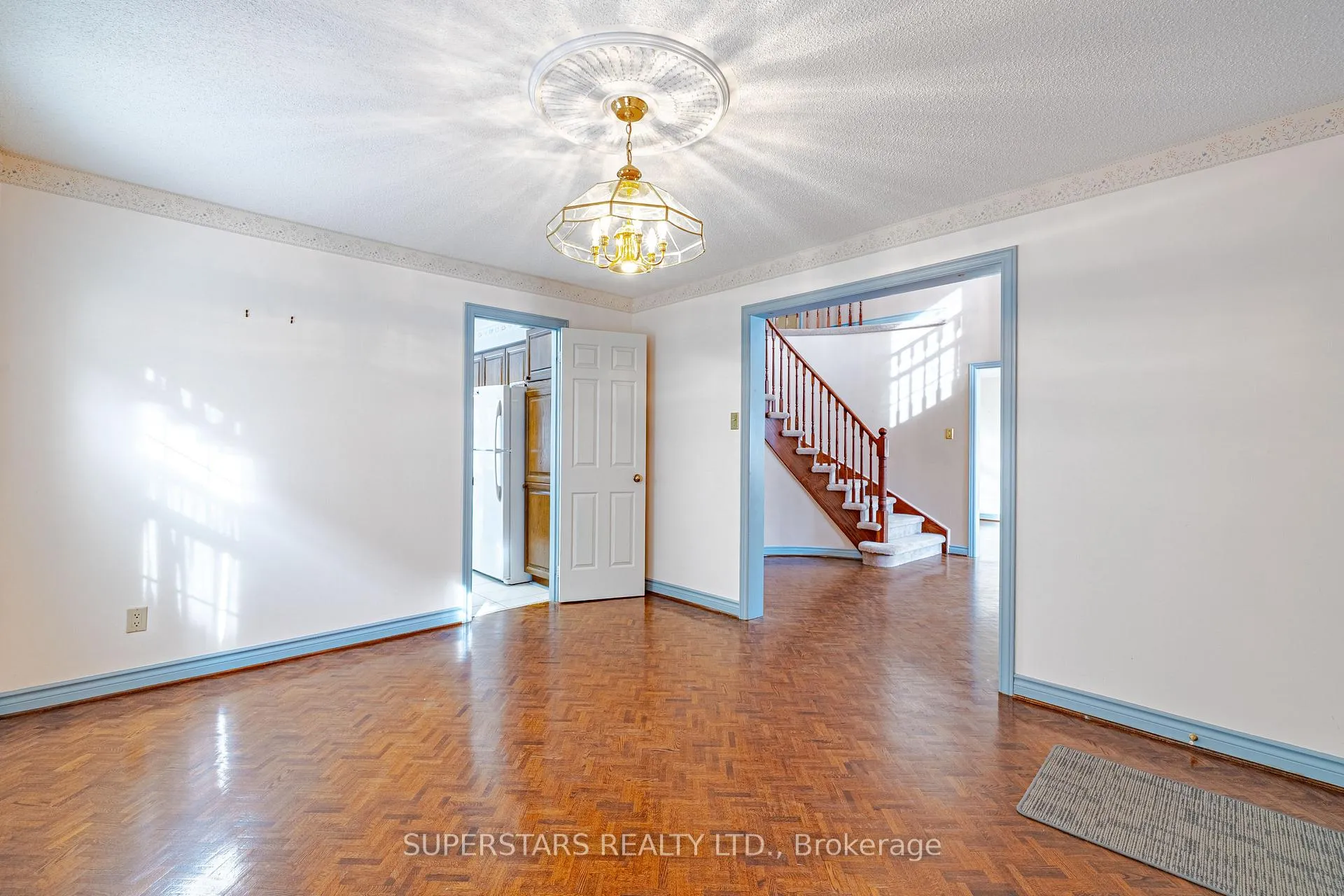 Photo 11 of 12 Aitken Circle, Markham, Unionville — HOMEH