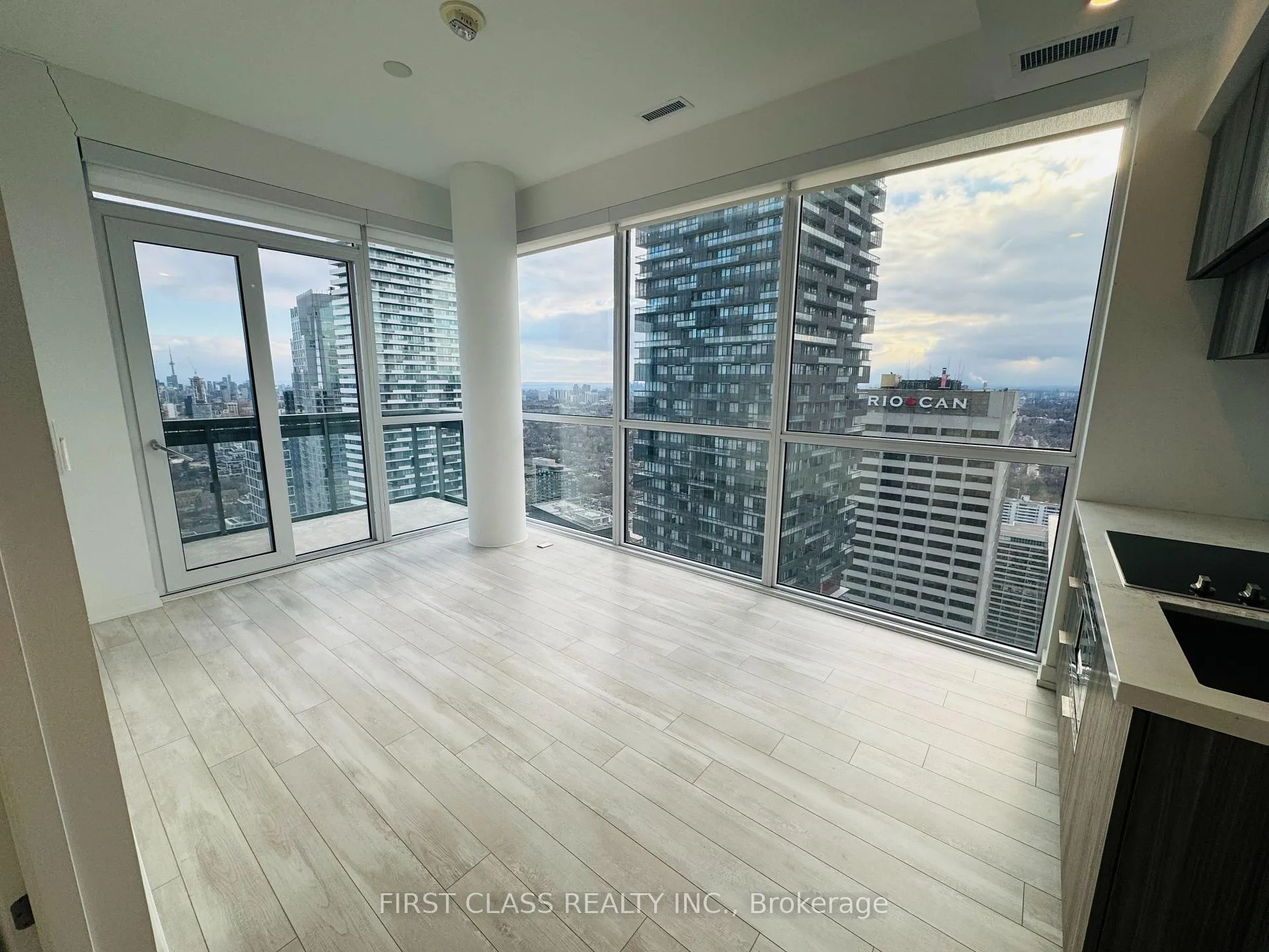 Photo 5 of Unit 3905, 39 Roehampton Avenue, Toronto, Mount Pleasant West — HOMEH